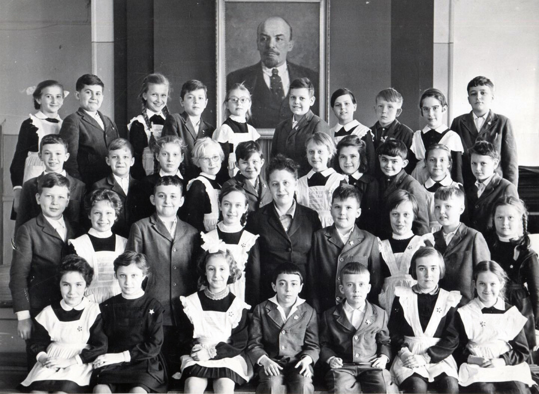 Ищем Алену в 3А классе (спойлер: вторая слева во втором ряду)