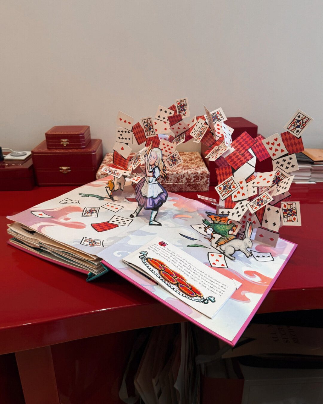 «Алиса в Стране чудес» — поп-ап-шедевр Роберта Сабуды из коллекции Алены Долецкой, проданный на благотворительном аукционе в «Подписных изданиях» в