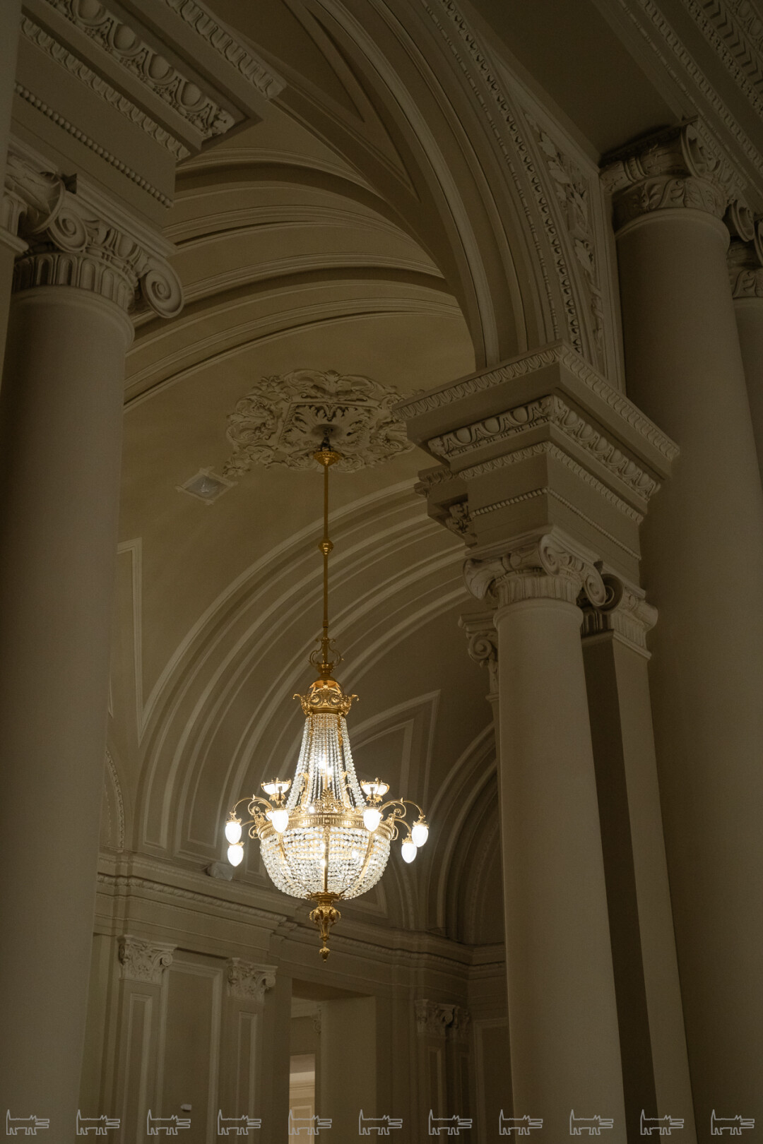 На стенах и внутреннем своде отреставрировано более 300 квадратных метров лепного декора — процент утрат составляет менее 5% от общего объема