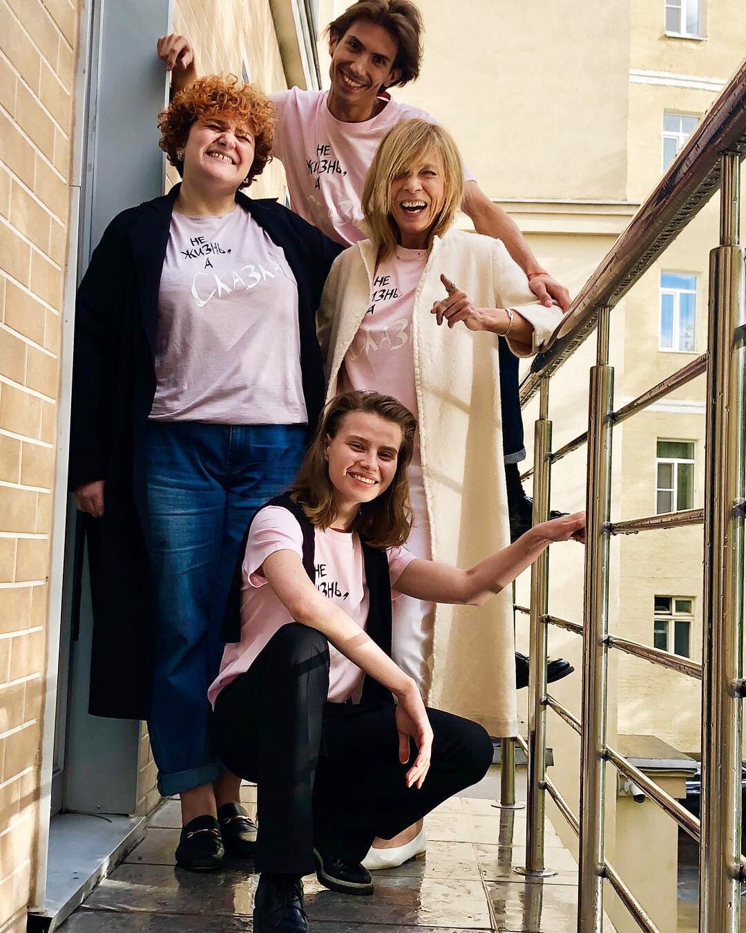 Долецкая со стилистом Анной Слониковой, арт-директором Викой Морозовской и главным архитектором Владимиро-Суздальского музея-заповедника Сергеем