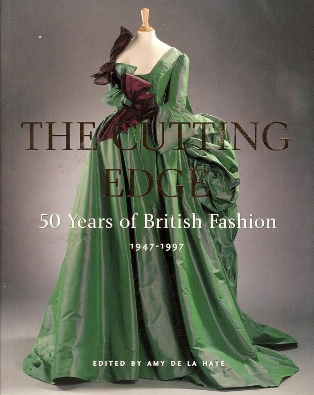 The Cutting Edge. 50 Years of British Fashion, Эми де ла Хэй Лучший альбом британской моды. Собрали всех самых ярких: от Харди Эймса до Джона