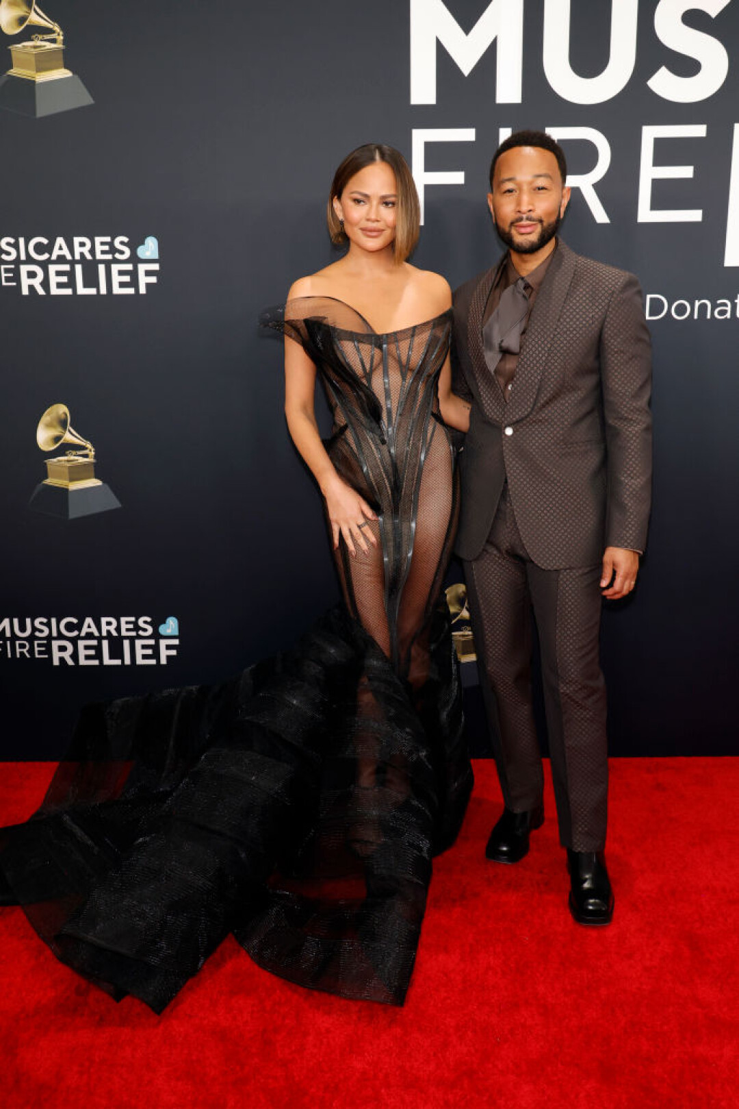 Крисси Тейген в Christian Siriano и Джон Ледженд в Louis Vuitton