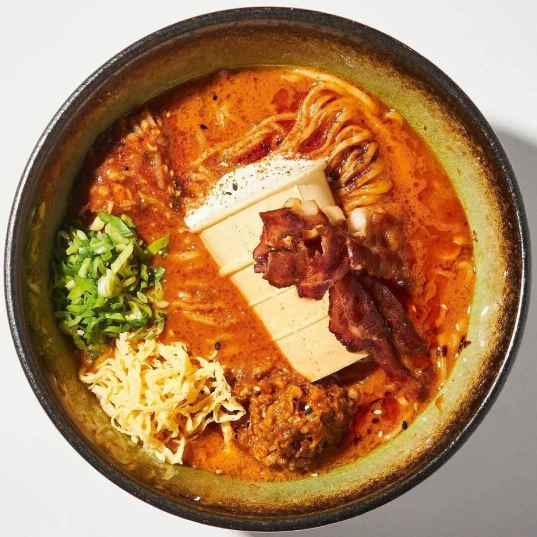 Единственный в России рамен с мороженым — Ice Ice Baby Ramen — с хрустящим копченым беконом и яичной лапшой ищите в Umami Ramen на Боровой, 3