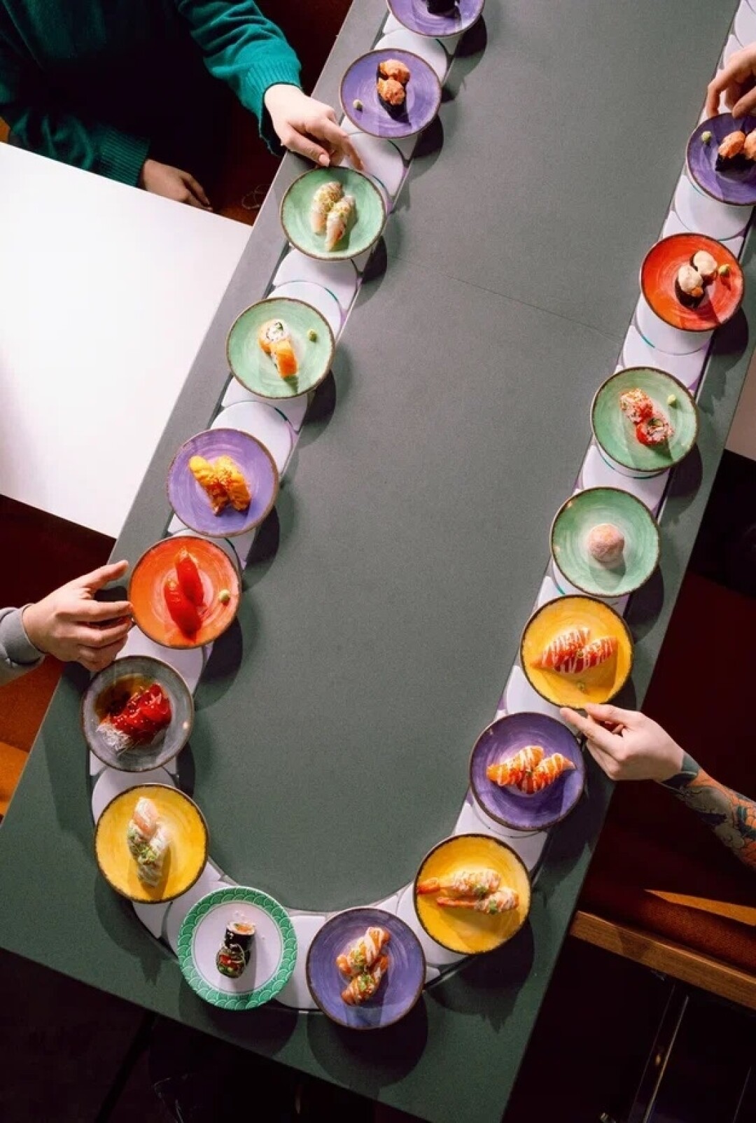 Каждому цвету тарелки на суши-конвейере (ловите желтоперого тунца или блюфина!) в Umami Shinkansen соответствует своя цена