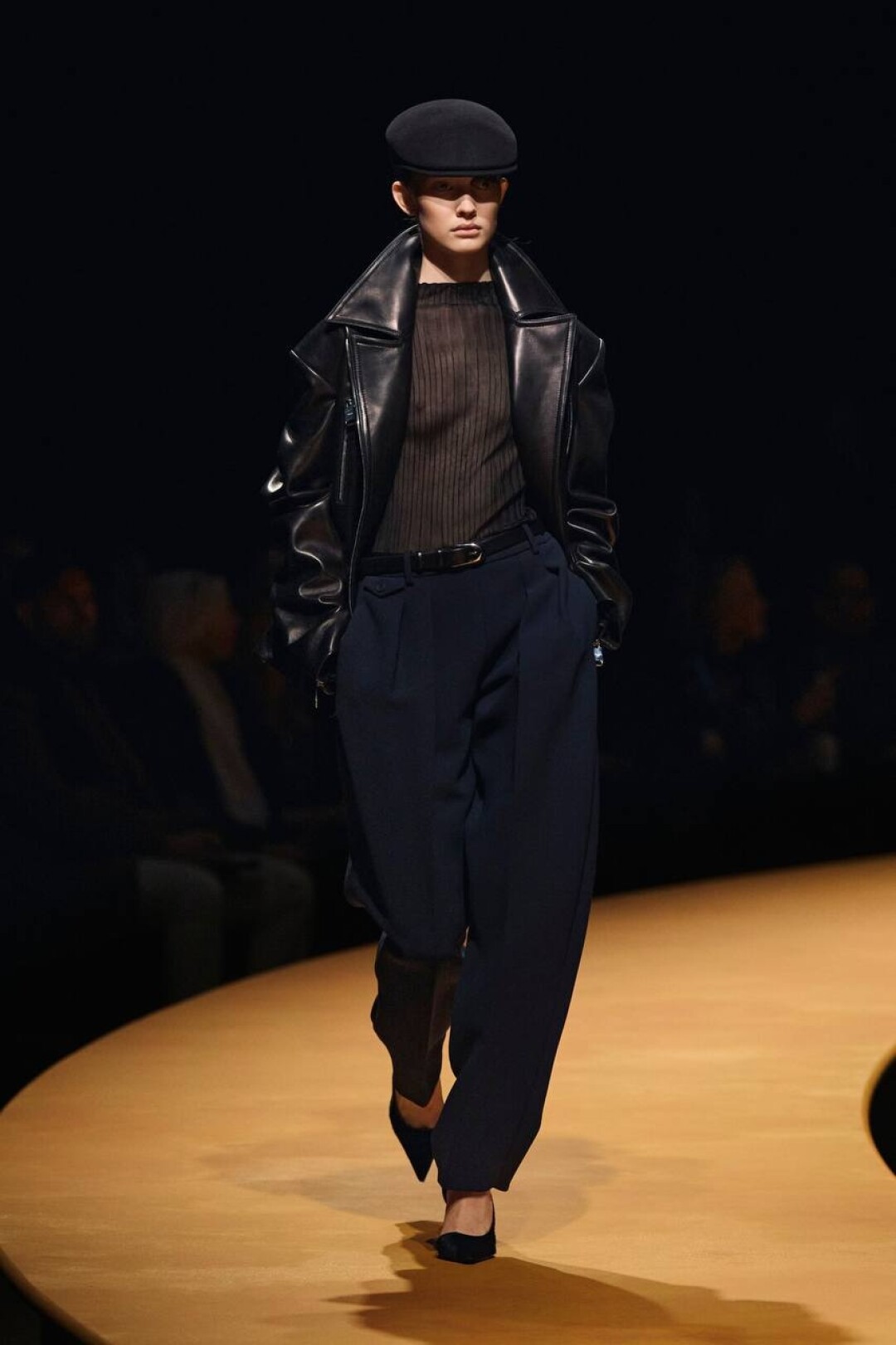 Стайлинг-трюк: микс черного и темно-синего (на подиуме показала модель Вика Вирс!)