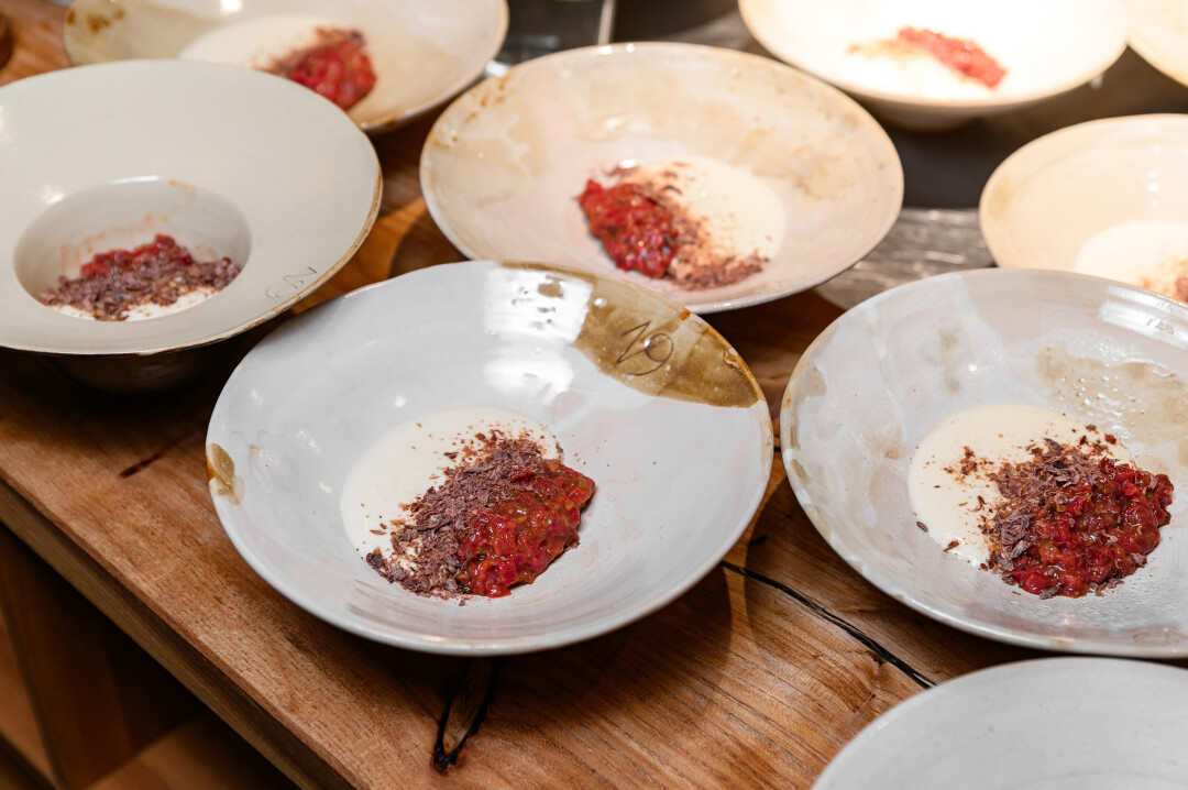 Татар из конины, эспума из пошехонского сына, чипсы из льна