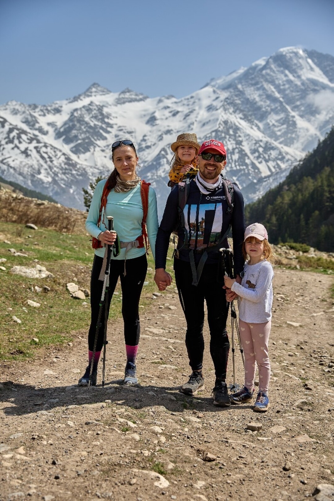 Олег Чегодаев с супругой Татьяной Сергеевной и с детьми