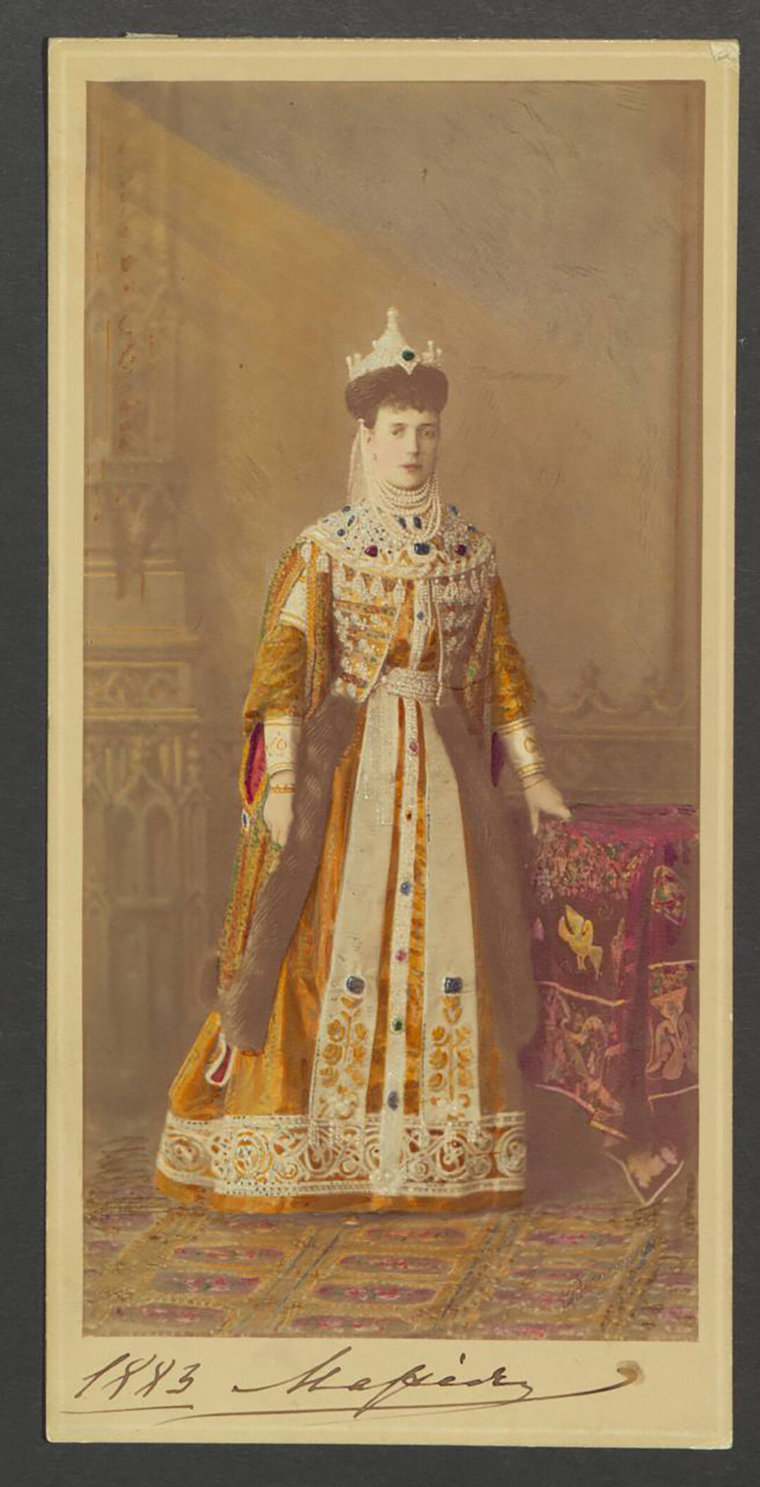 Императрица Мария Федоровна на балу 1883 года. ГАРФ