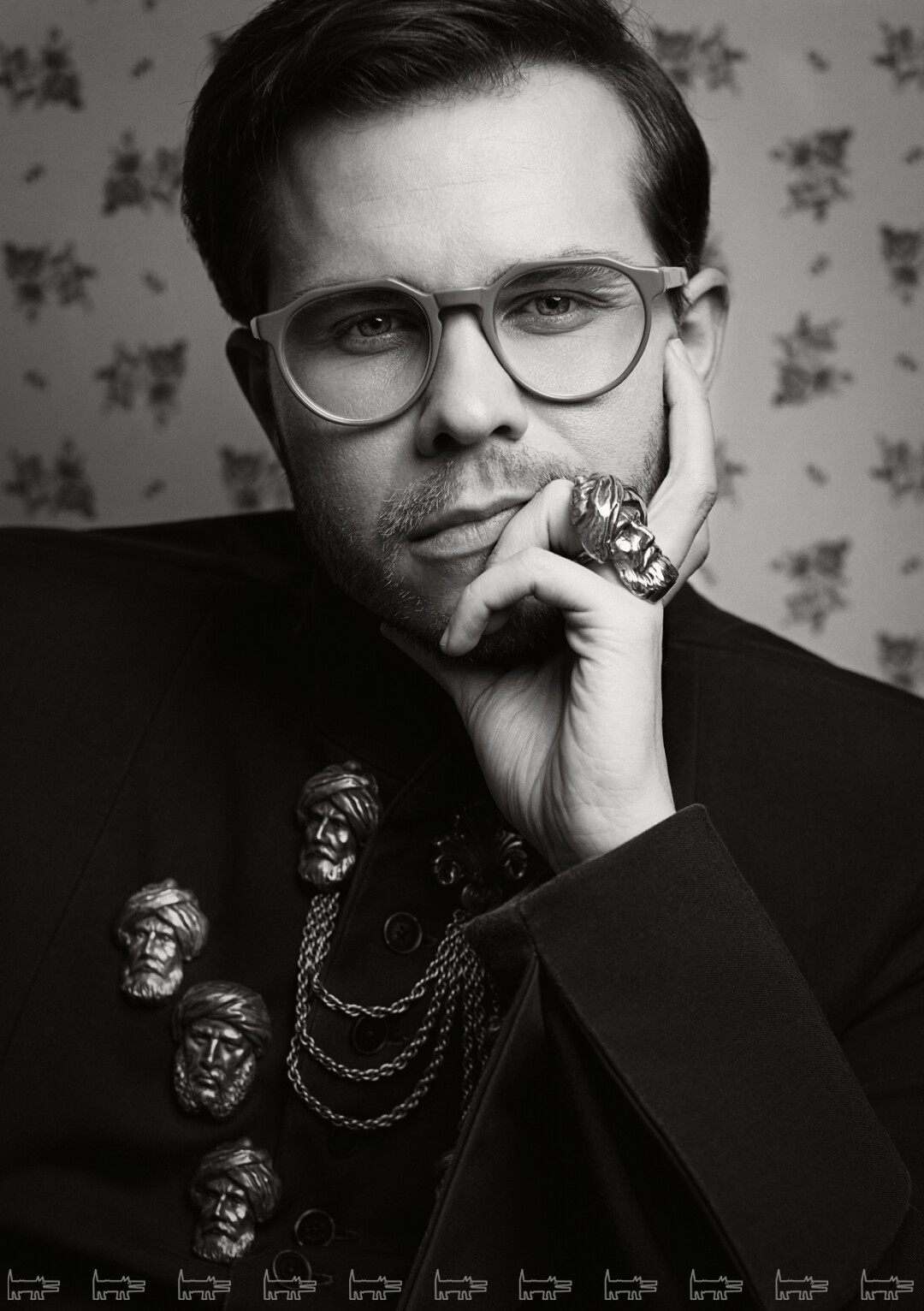 На Анатоле: броши, шатлен и кольцо Joseff of Hollywood