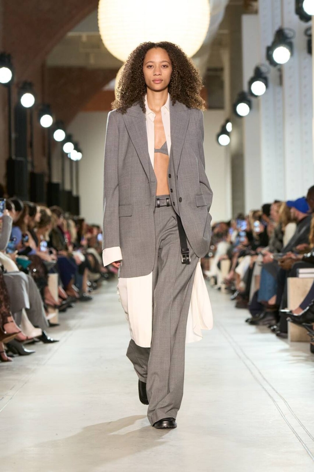 Вместо тройки теперь четверка — к традиционному комбо присоединился бра из той же костюмной ткани