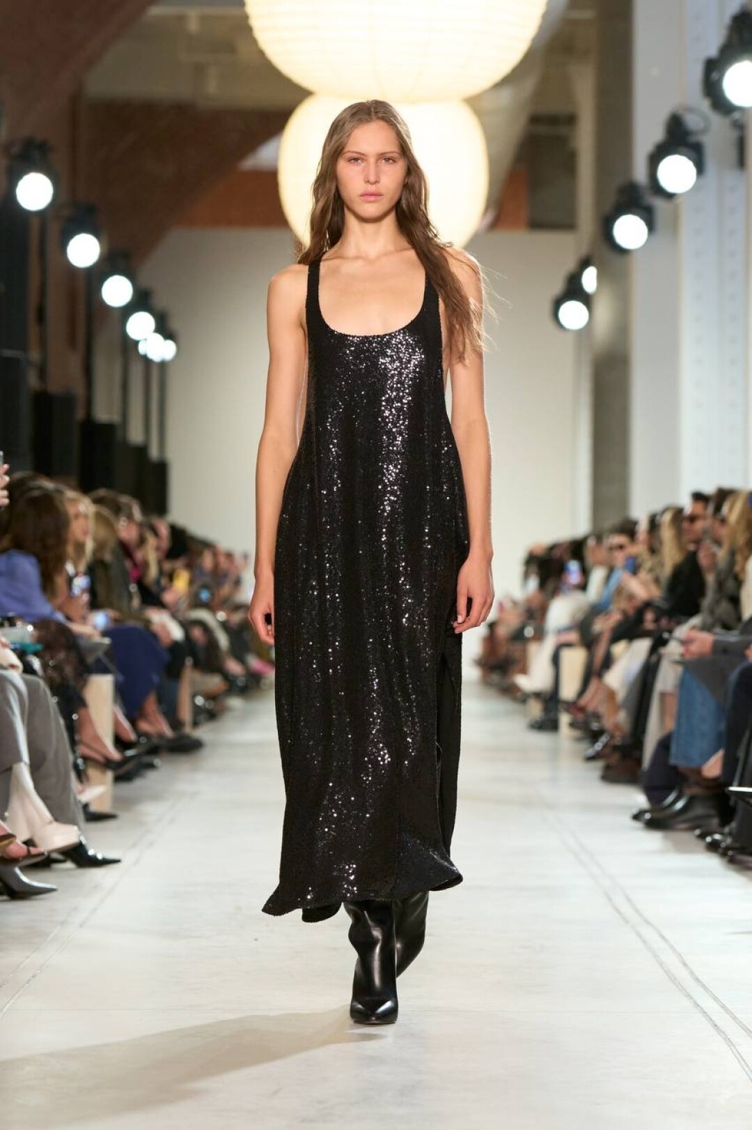 Не отказываем себе в фэшн-празднике: носим пайетки каждый день и делаем это непринужденно — в виде расслабленного платья-майки в тандеме с сапогами