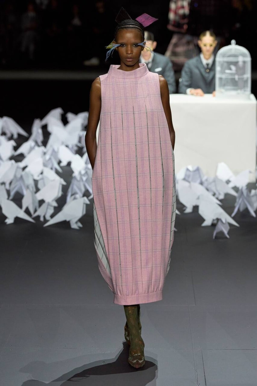 Нарушаем условности и носим колготки поверх обуви (от лодочек до массивных брогов и высоких ботинок)