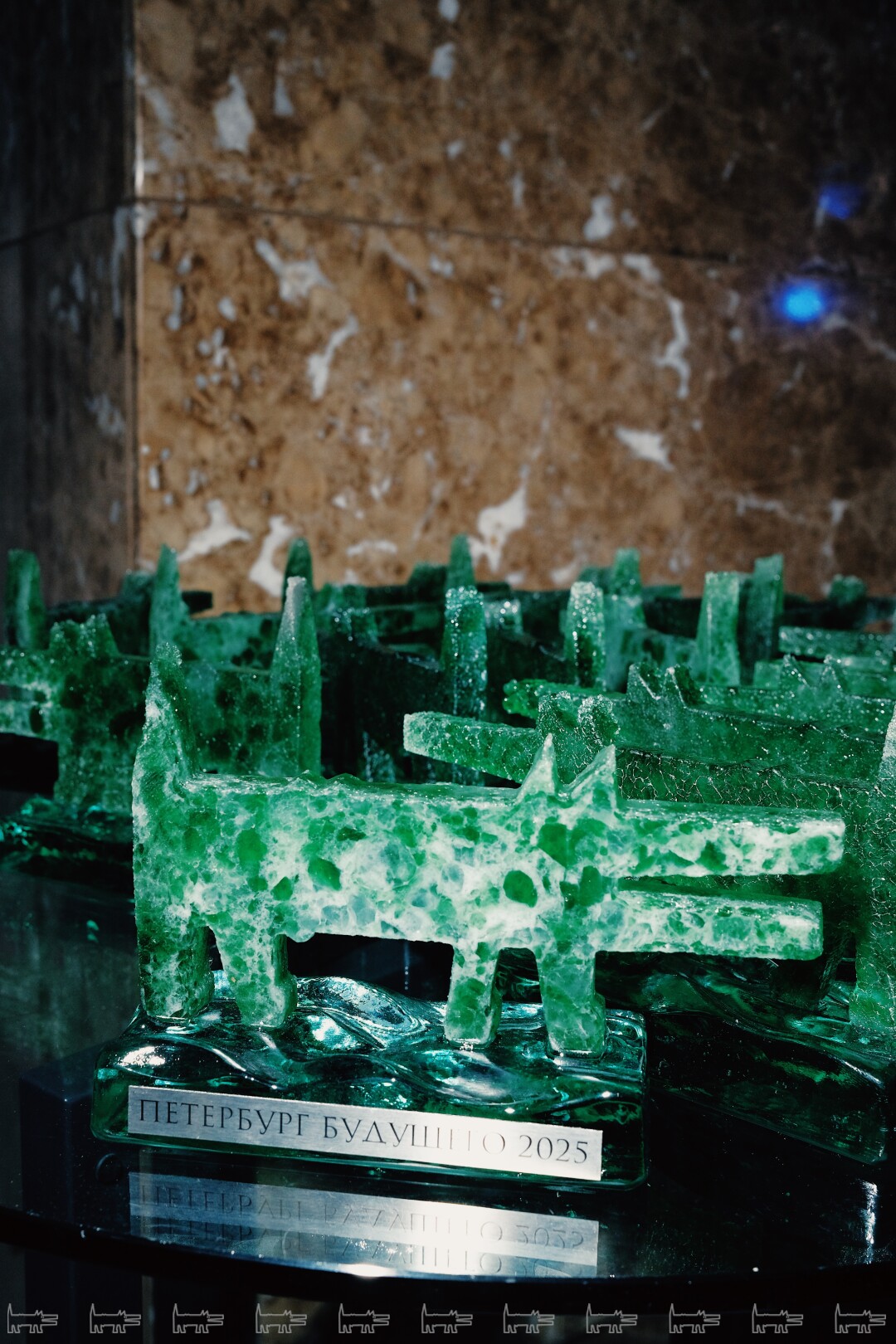 Наградные статуэтки для лауреатов (из переработанного зеленого стекла!) изготовило воссоздавшее знаменитую технологию Фальконье экспериментальное