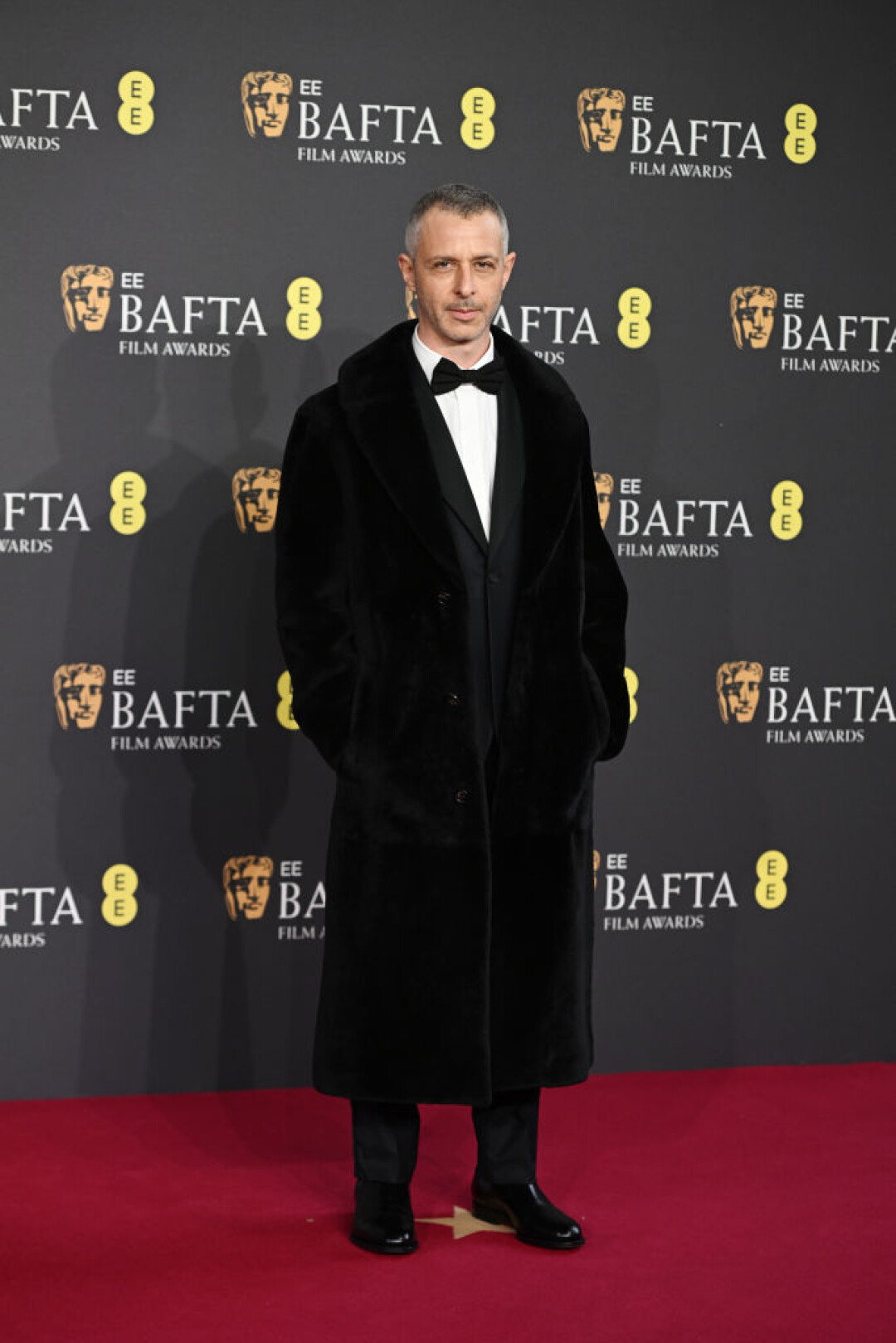 Джереми Стронг в пальто Loro Piana