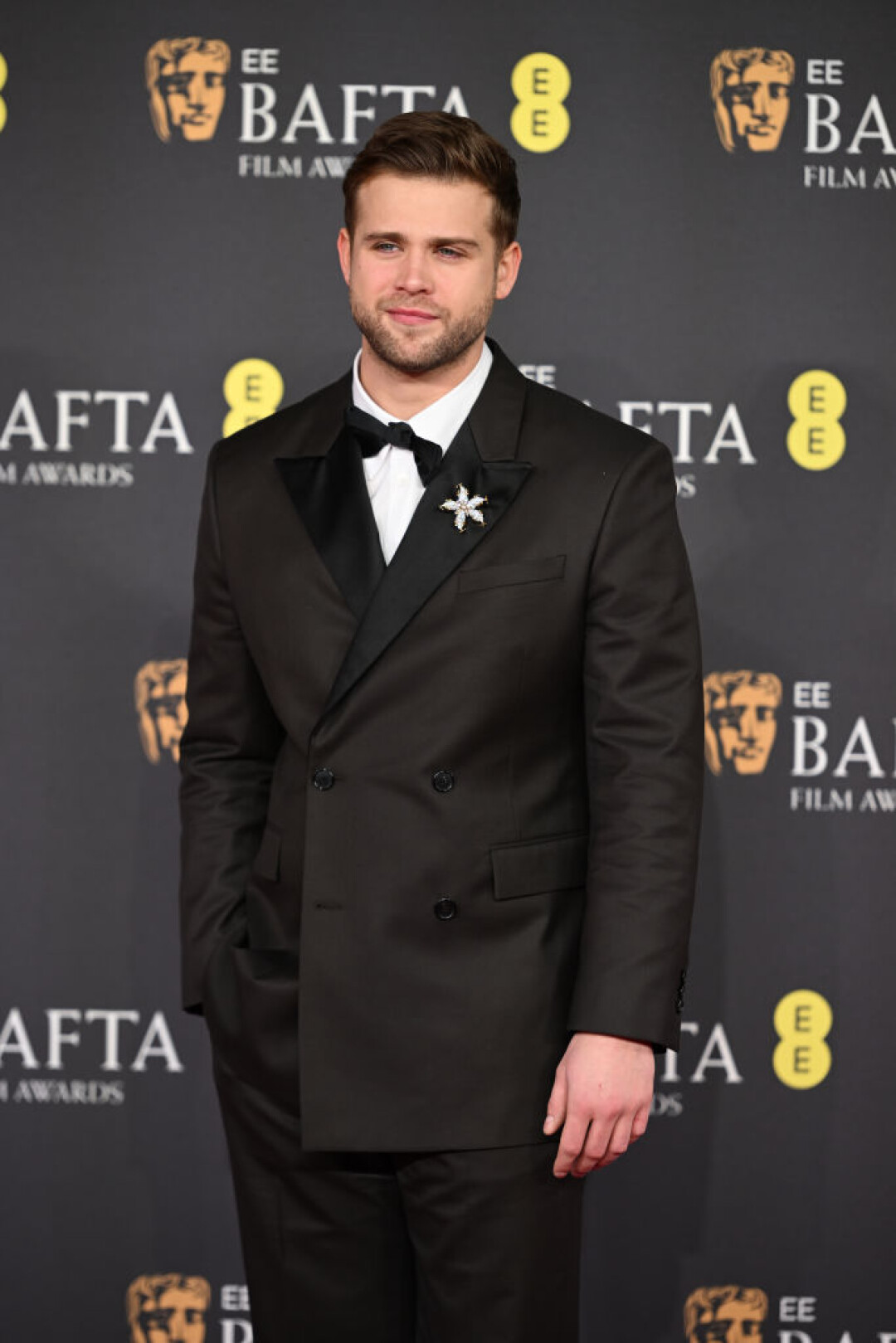 Лео Вудалл в броши Tiffany and Co