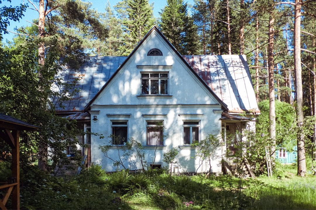 Дом-корабль на территории бывшего участка ювелира Николая Федоровича Филатова в Комарове