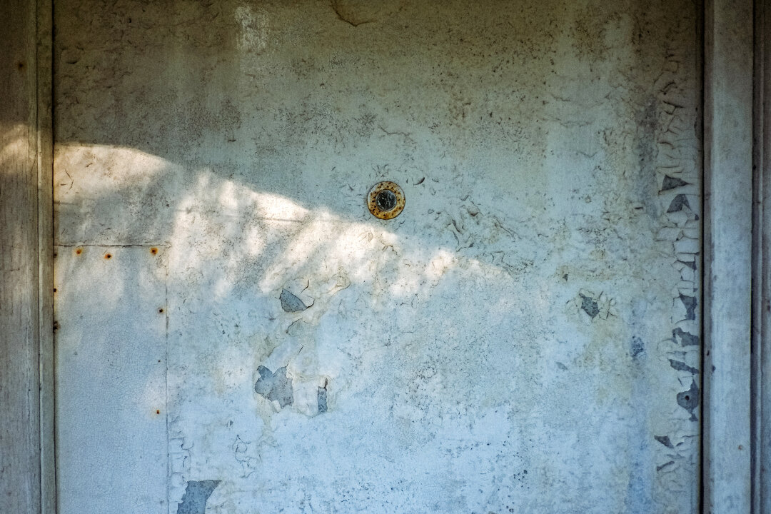 Дверь из списанного корабля «Дмитрий Донской» ныне стоит в финском гараже рядом с главным зданием