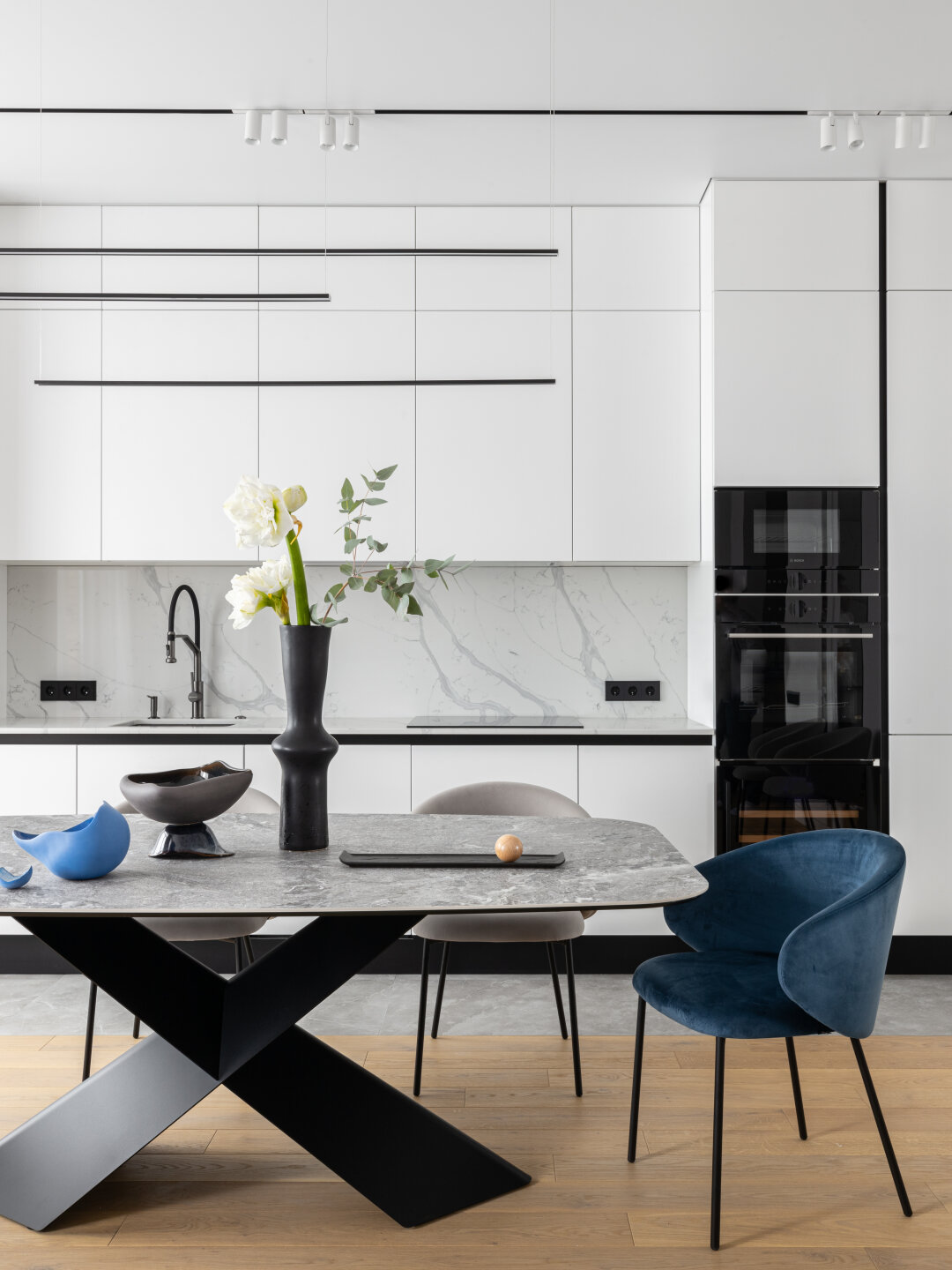 Стол Cattelan, стулья Connubia, инженерная доска Finex, сантехника Laufen, Salini, плитка FMG, Arcana, Italon – от салона Areta Design