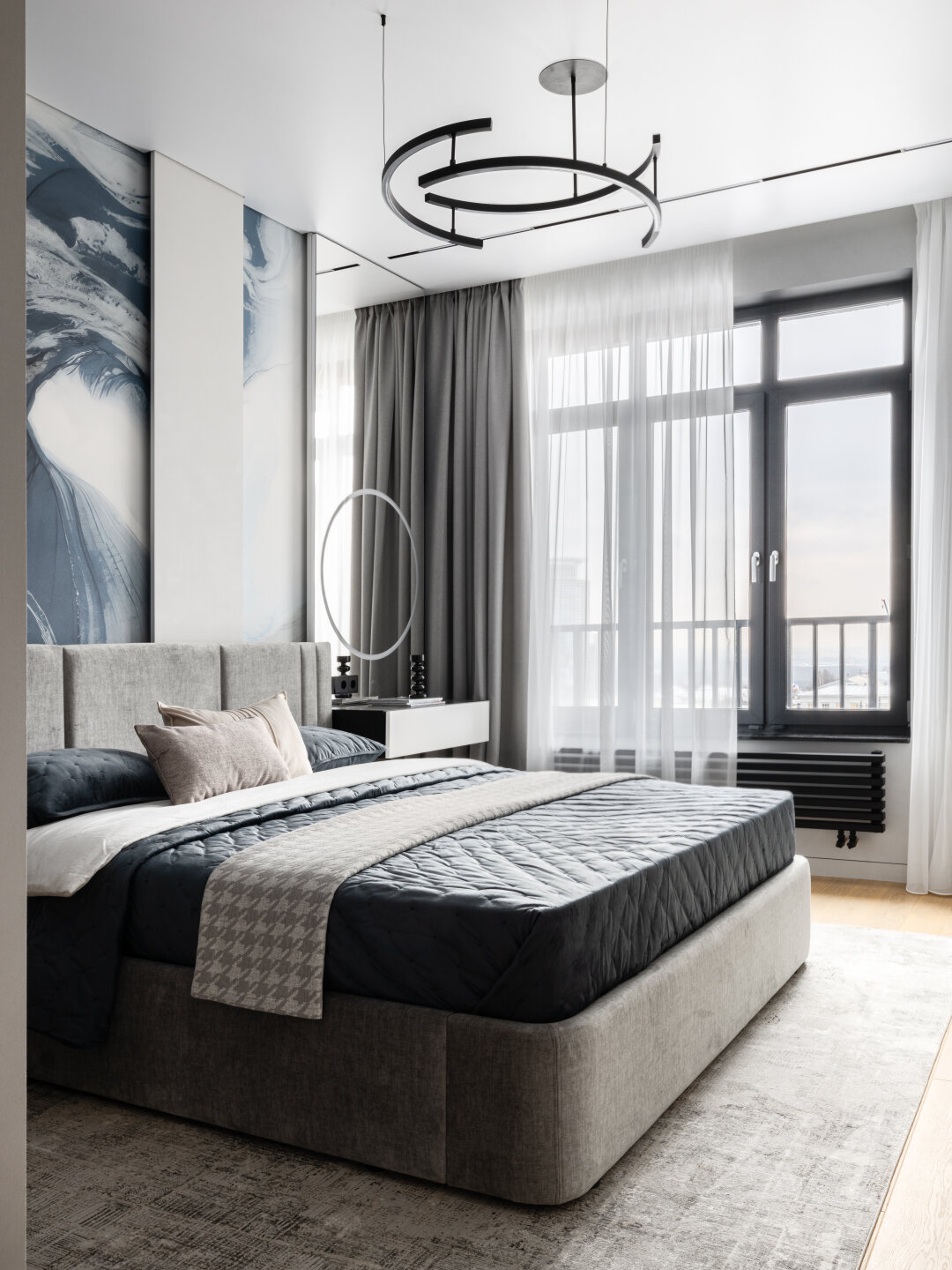 Кровать и мягкие пуфики нашли в салоне Houzzen