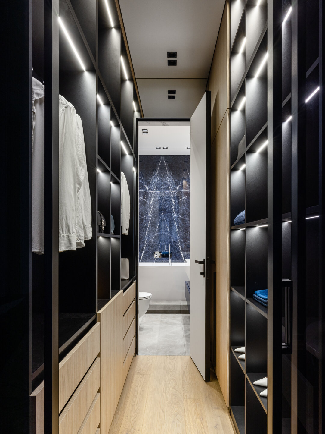 Гардеробная в мастер-спальне грамотно зонирует пространство