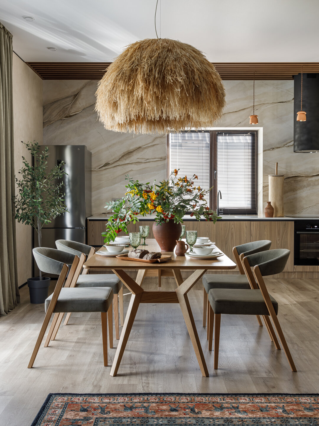 Потолки в доме делали мастера компании «Технология». Они выполнили заказ качественно и точно в срок