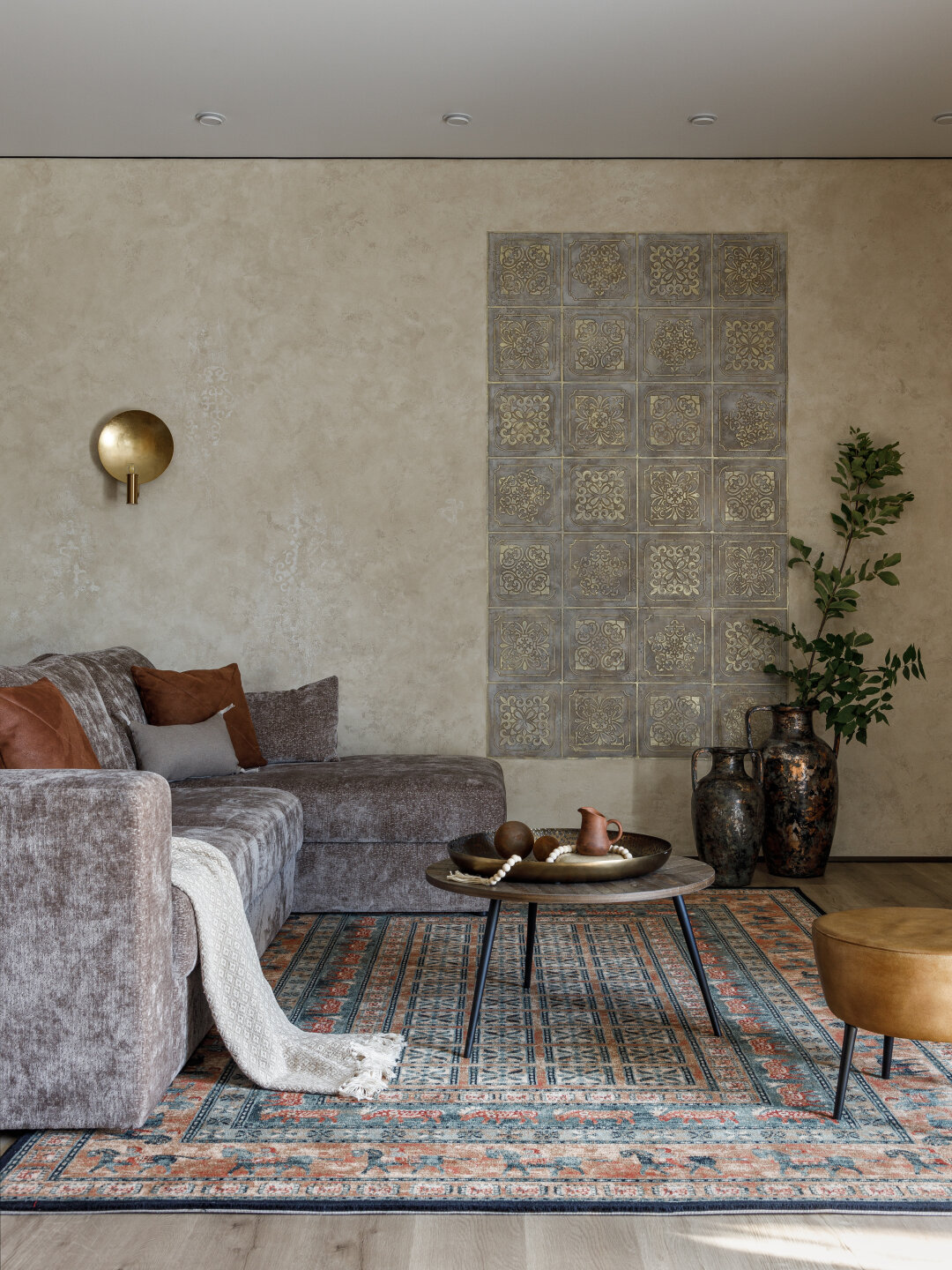 Главное украшение гостиной – панно с изображением башкирского орнамента