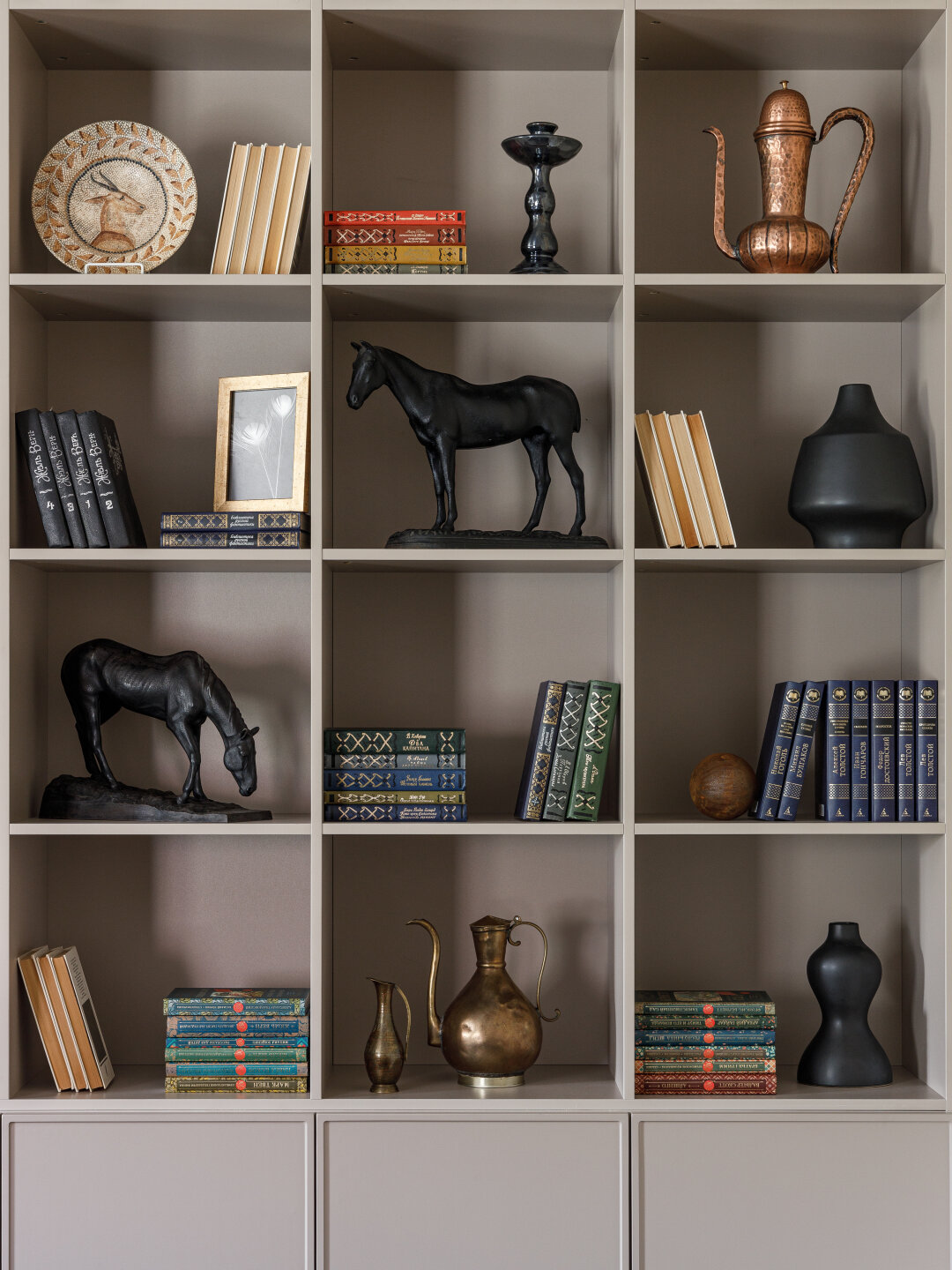 Украшением интерьера стал антиквариат, который достался Лилии от предков. Например, статуэтки лошадей – это знаменитое каслинское литье