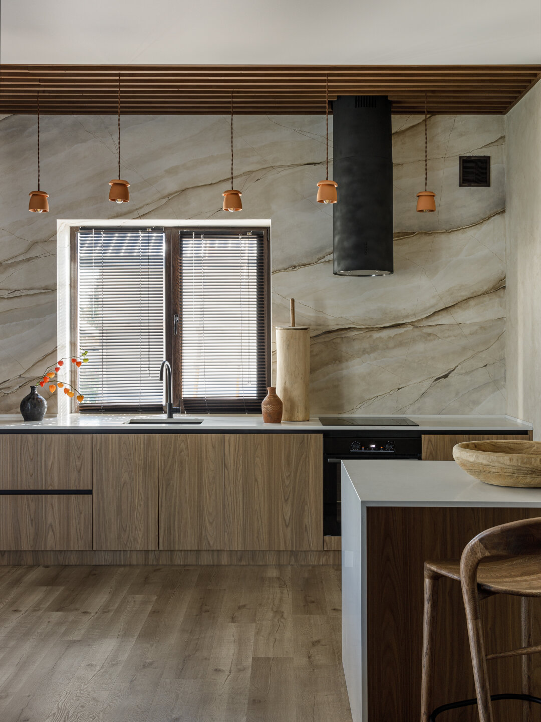 Кухонный гарнитур от «Мебельрум» выполнен по эскизам дизайнера без верхних шкафов, чтобы интерьер смотрелся более легким