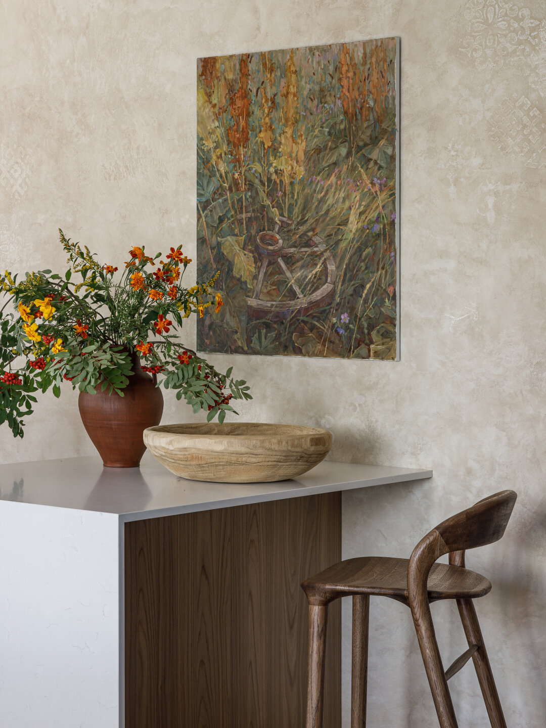 В интерьере использованы картины авторства Расиха Ахметвалиева, Залифы Хибатовой, Лилии Василовой. Работы подобраны галереей искусства Ann Art Project