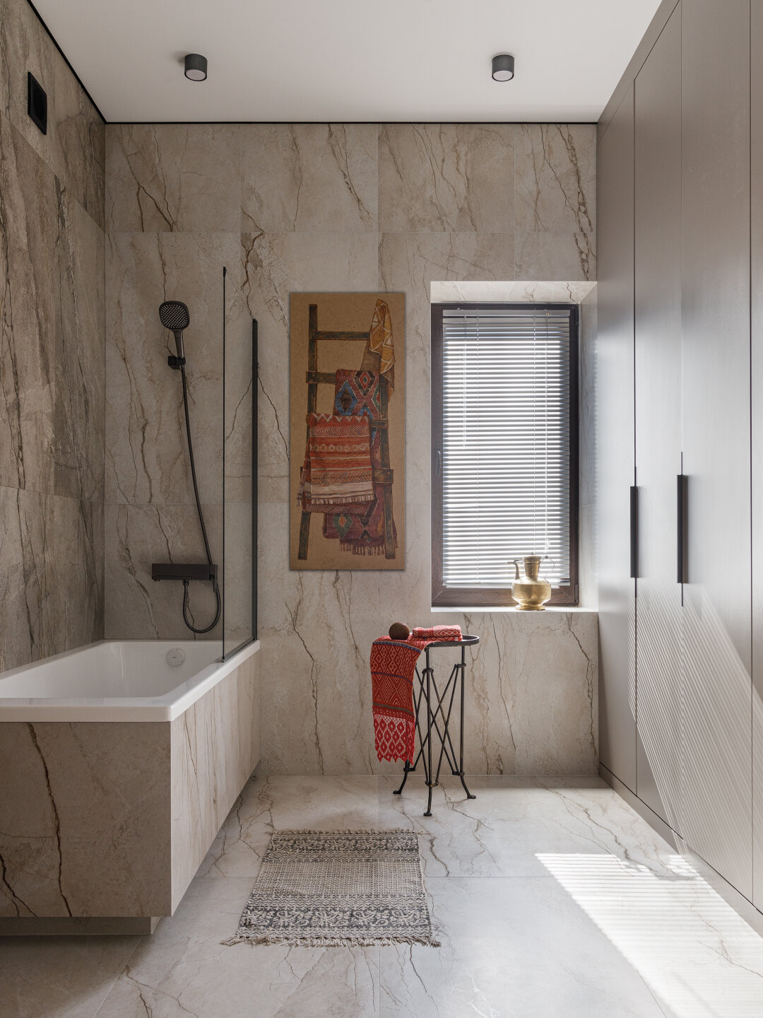 Для ванной комнаты в салоне Calypso подобрали ванну Aquatek, мебель «Бриз», инсталляции Тесе и смесители Grovell. А матовый керамогранит Oregon с