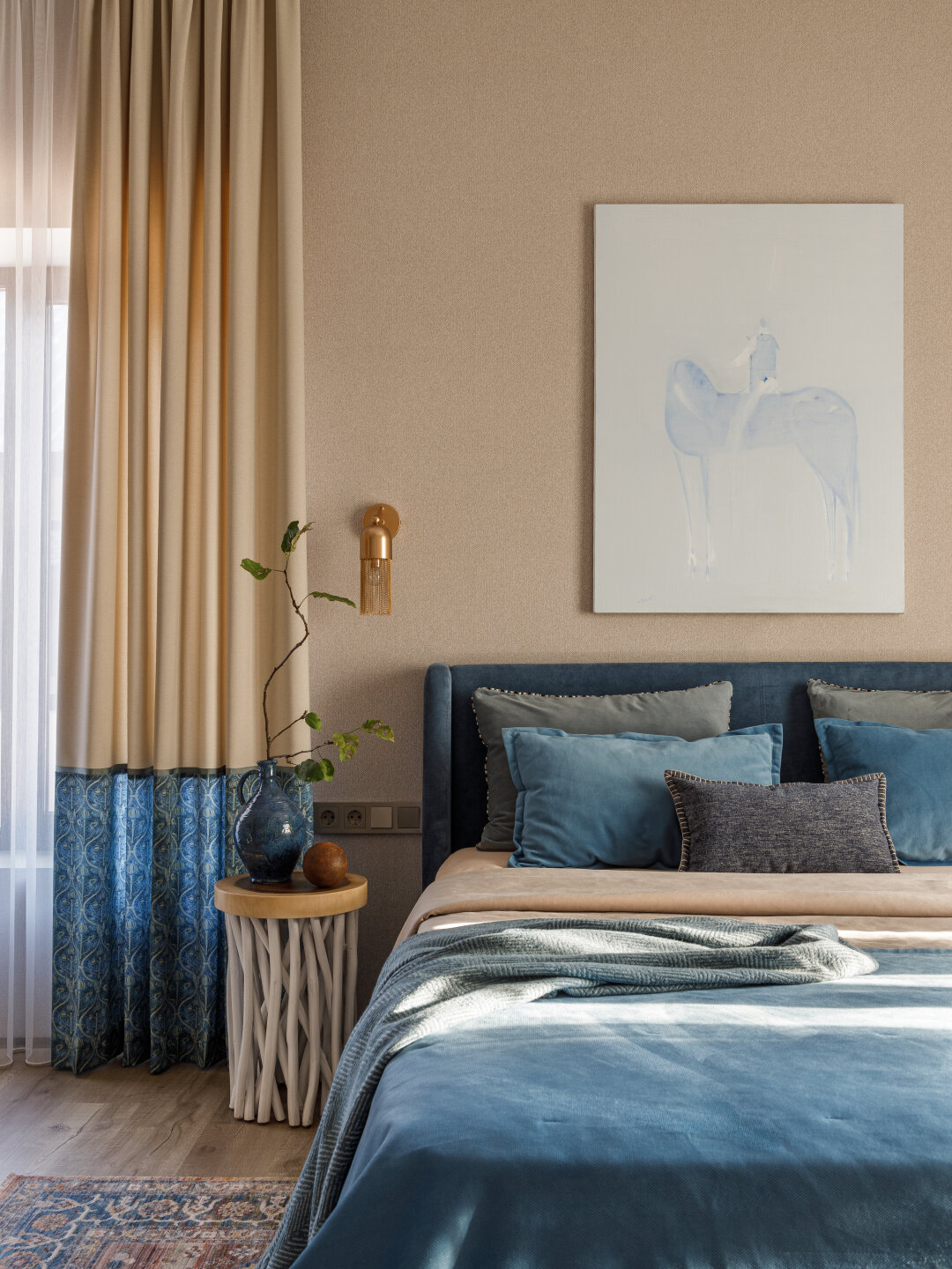 Многие предметы в проекте были сделаны своими руками из джута, например люстра. Обычную мебель частично преобразовали и придали ей этнический характер