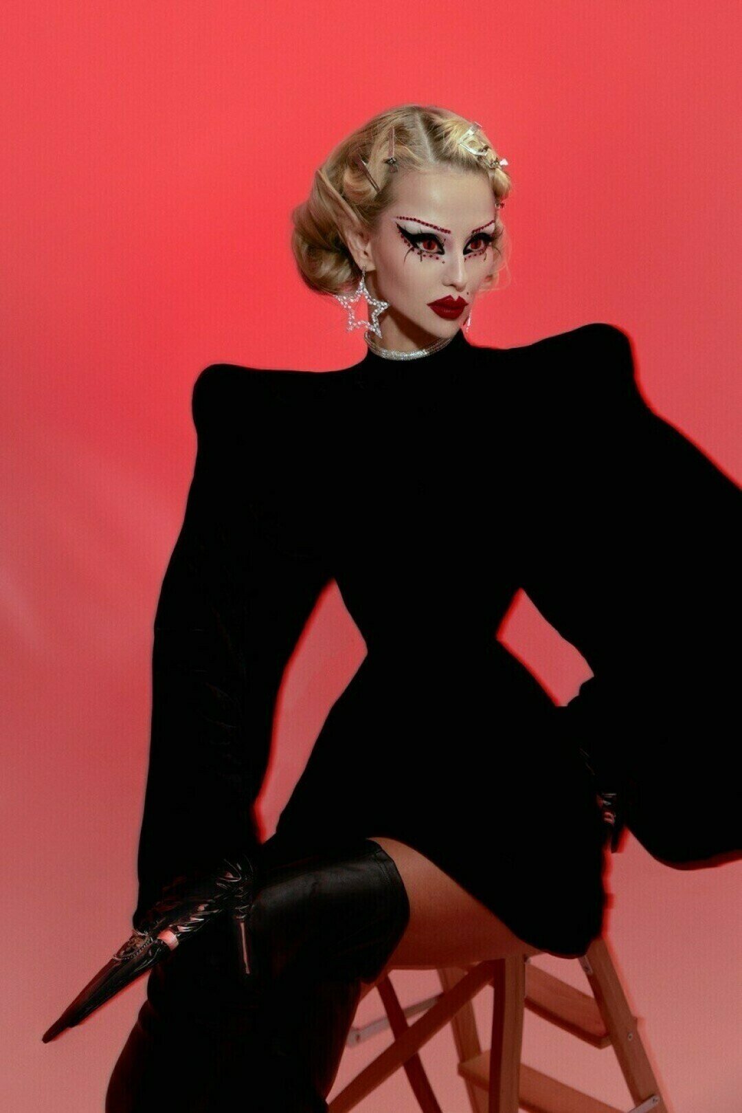 Глаша Гурьянова в платье Coeur1989 лауреата конкурса «Новые имена в моде» — 2022 Марии Татарниковой