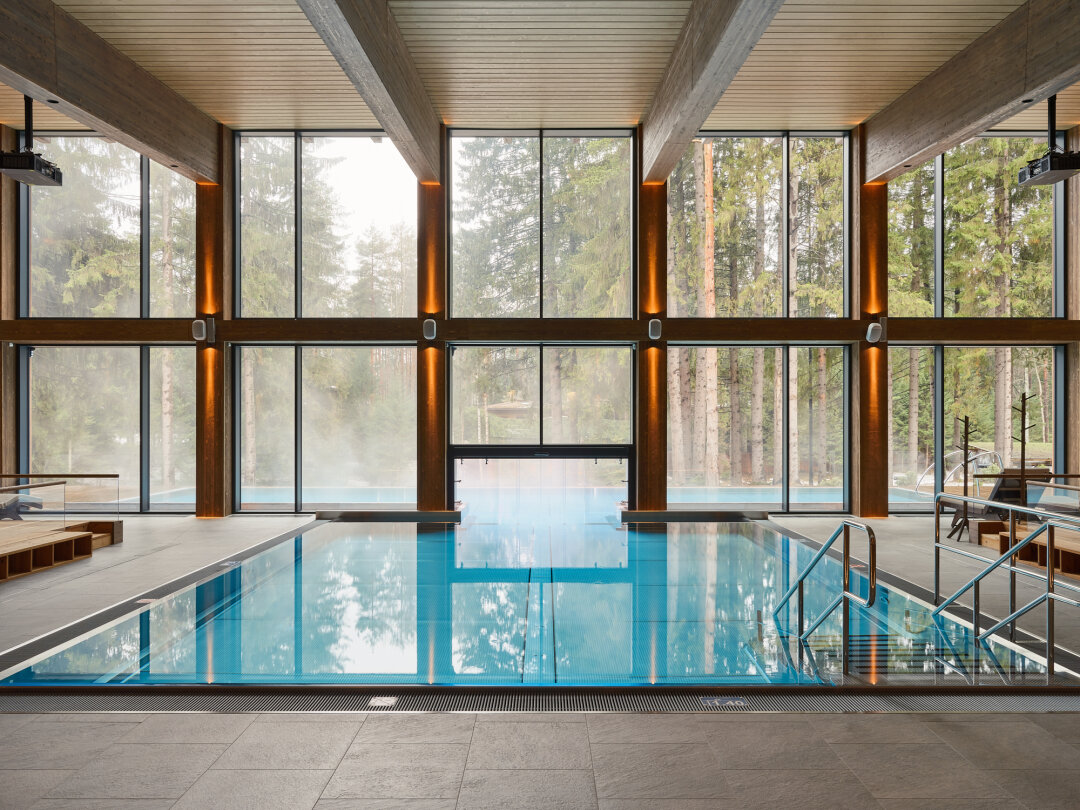 Спа-комплекс Ohtakai на территории «Охта Парка»: 15-метровый уличный для спортивного плавания и два выплывных — один с панорамным видом на лес, другой