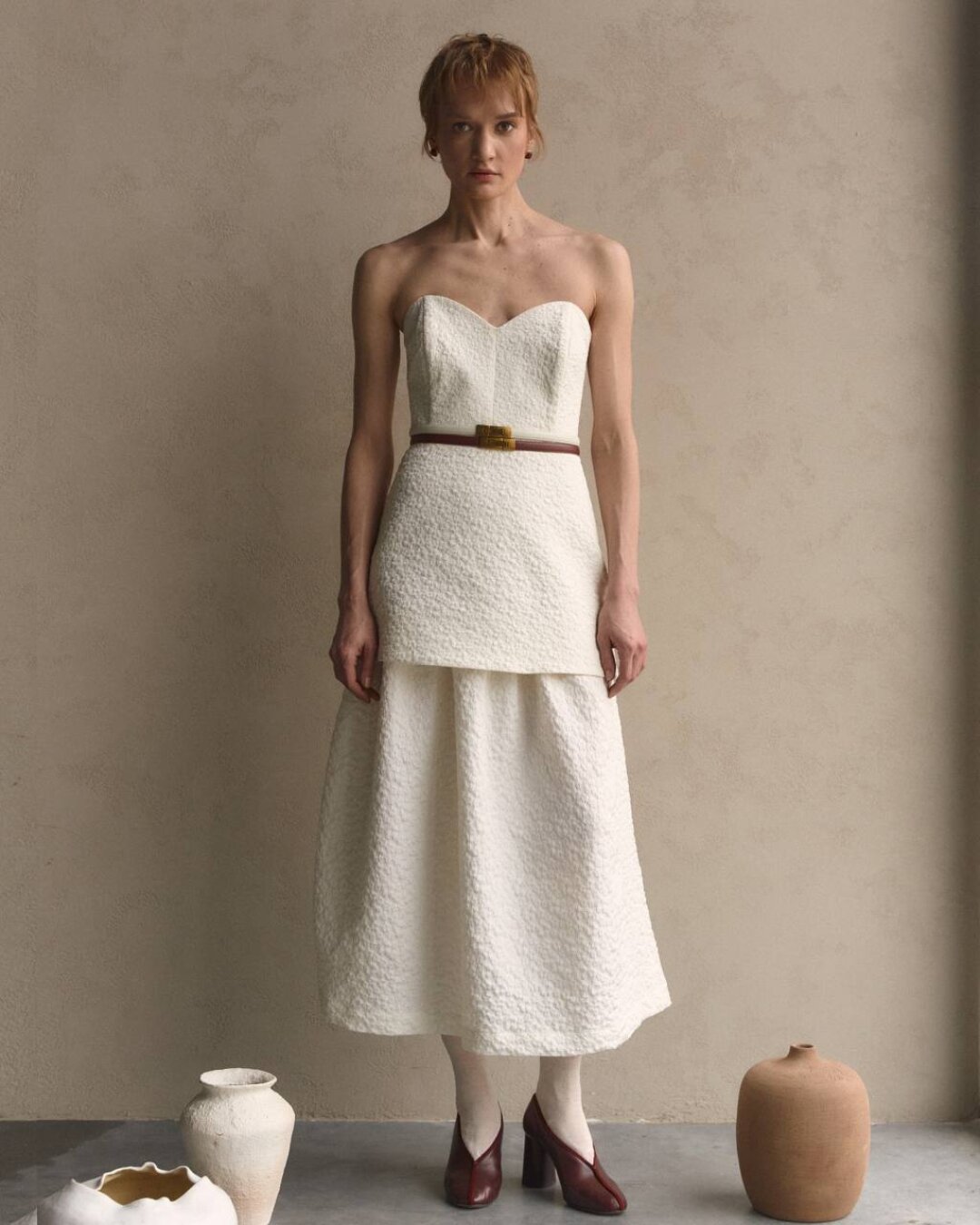 Костюм «Сакура» из жаккардовой ткани с цветочным узором. В коллекции представлен в белом, черном и бордовом цветах.