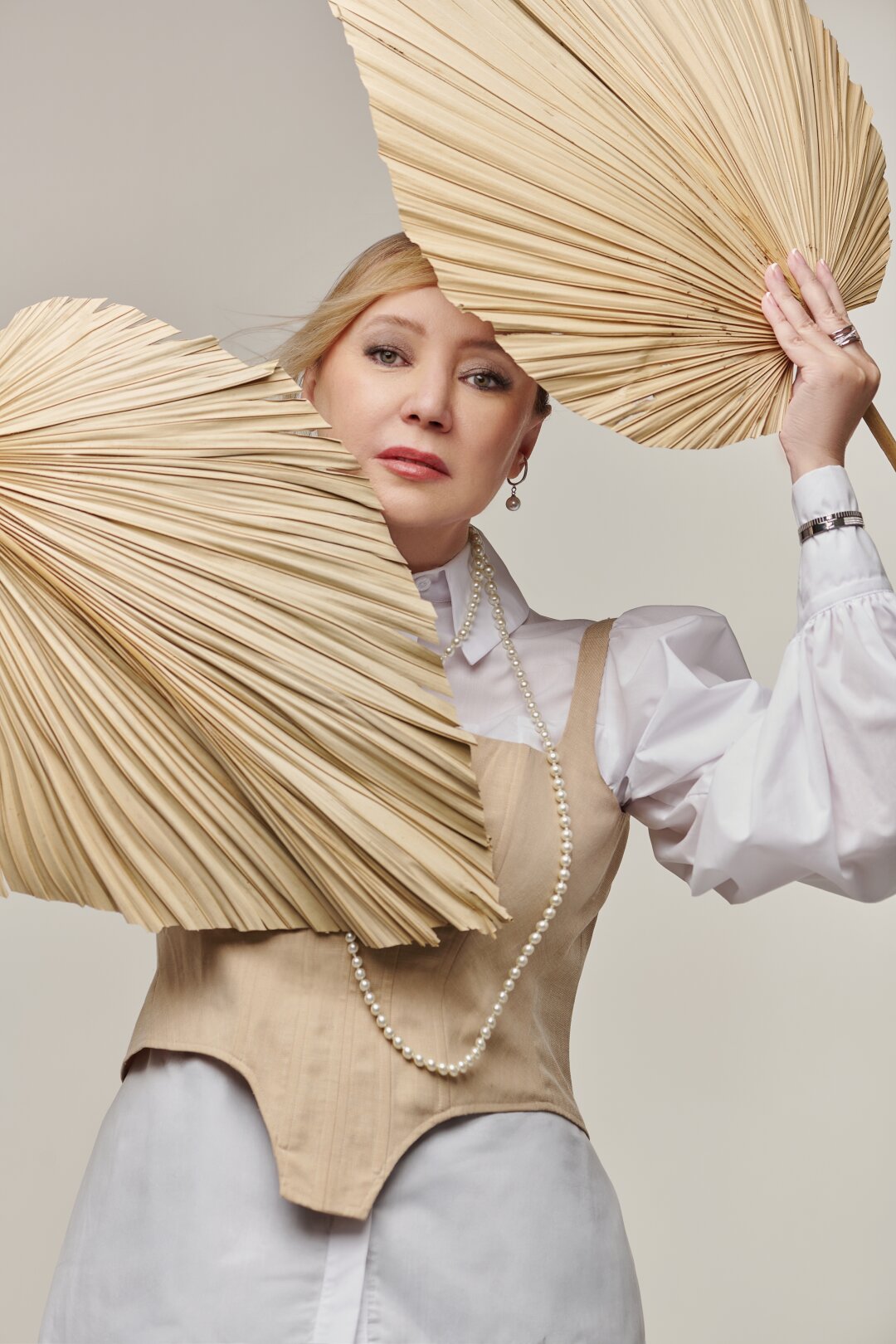 СВЕТЛАНА ЕФРЕМОВА Член женского бизнес-клуба «Я Деловая» Комитет «Опора России» Серьги, бусы, кольца, браслет TRENDSETTER