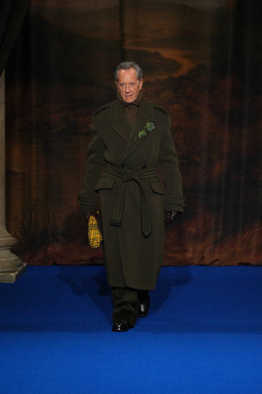 Вслед за актером Ричардом Э. Грантом выгуливаем репей на лацканах пальто