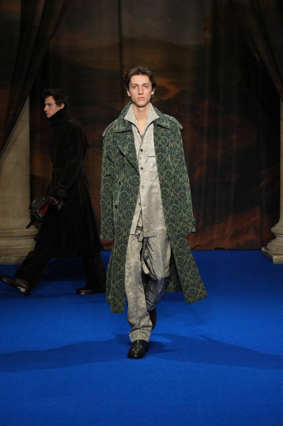 По примеру показа Burberry смело выходим в пижаме на улицу (главное — стрелки на брюках отутюжить!)