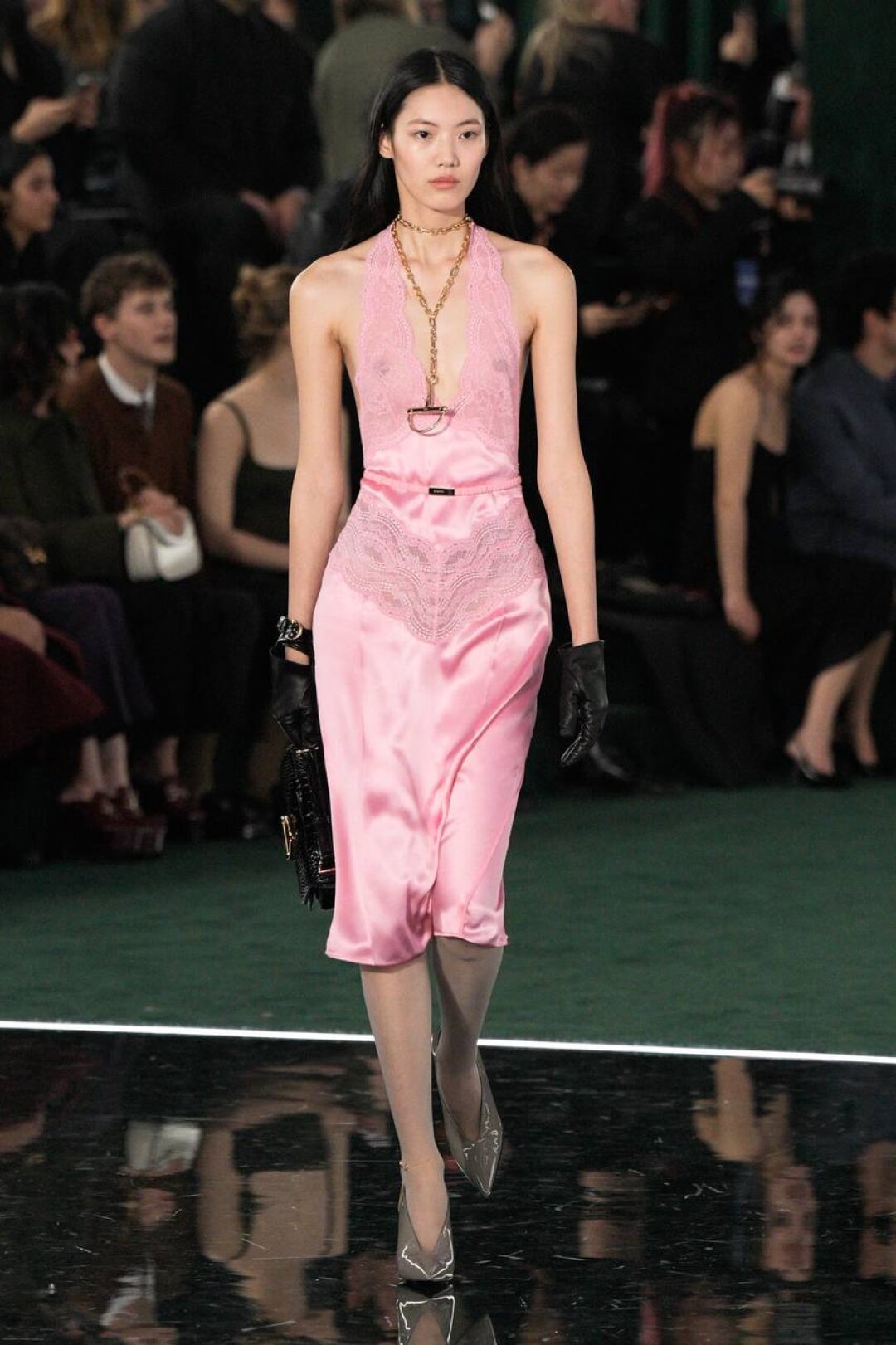 Дизайн-команда повторила фирменные уздечки Horsebit в виде колье и поясов