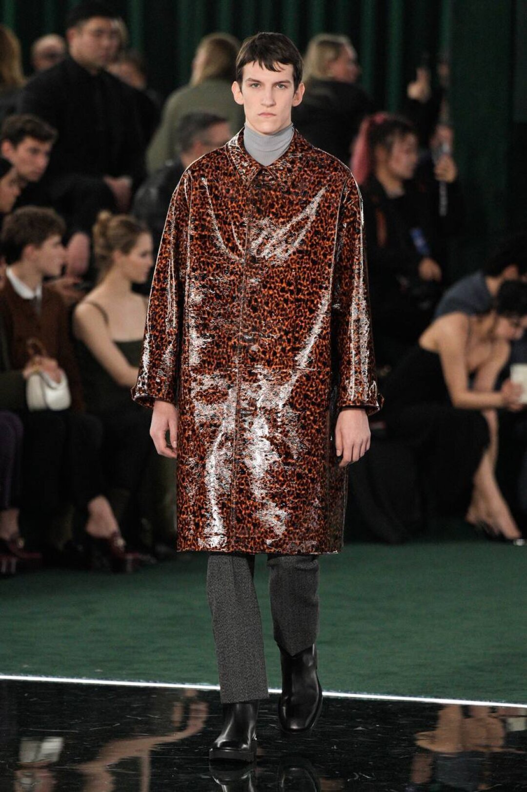 Рубрика «нам это надо»: лакированный роговой тренч