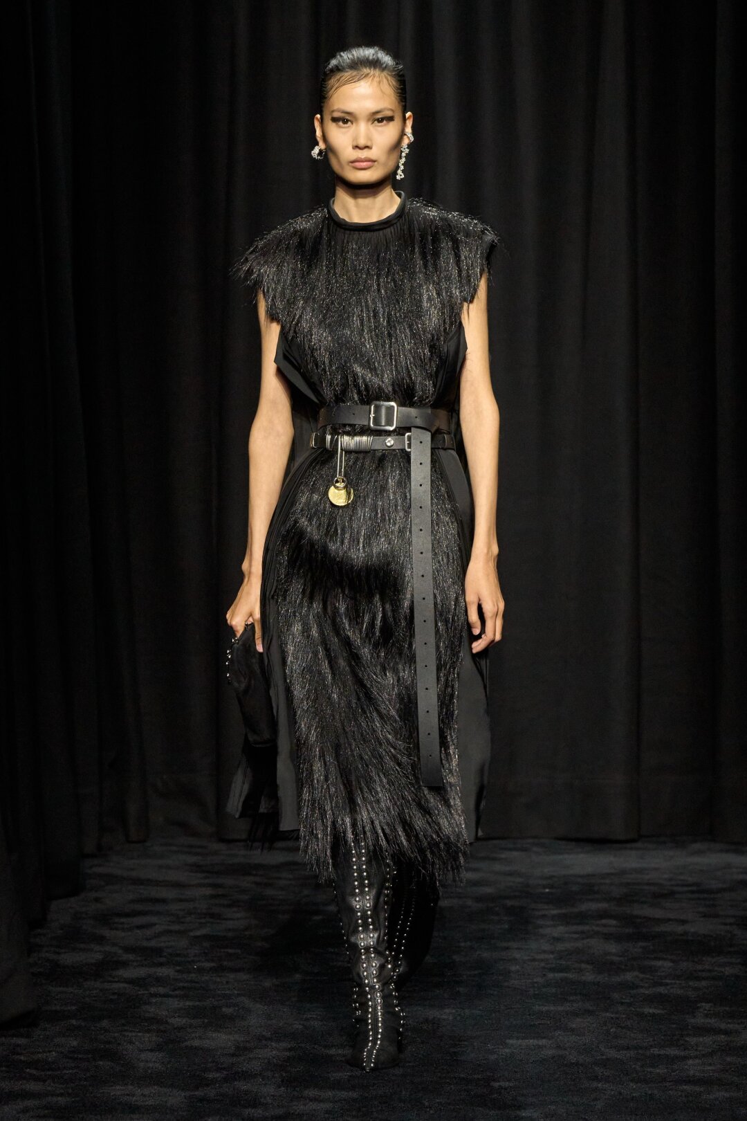 Мастхэв коллекции — двойной ремень, украсивший как пушистые платья-футляры, так и стейтмент-бушлаты