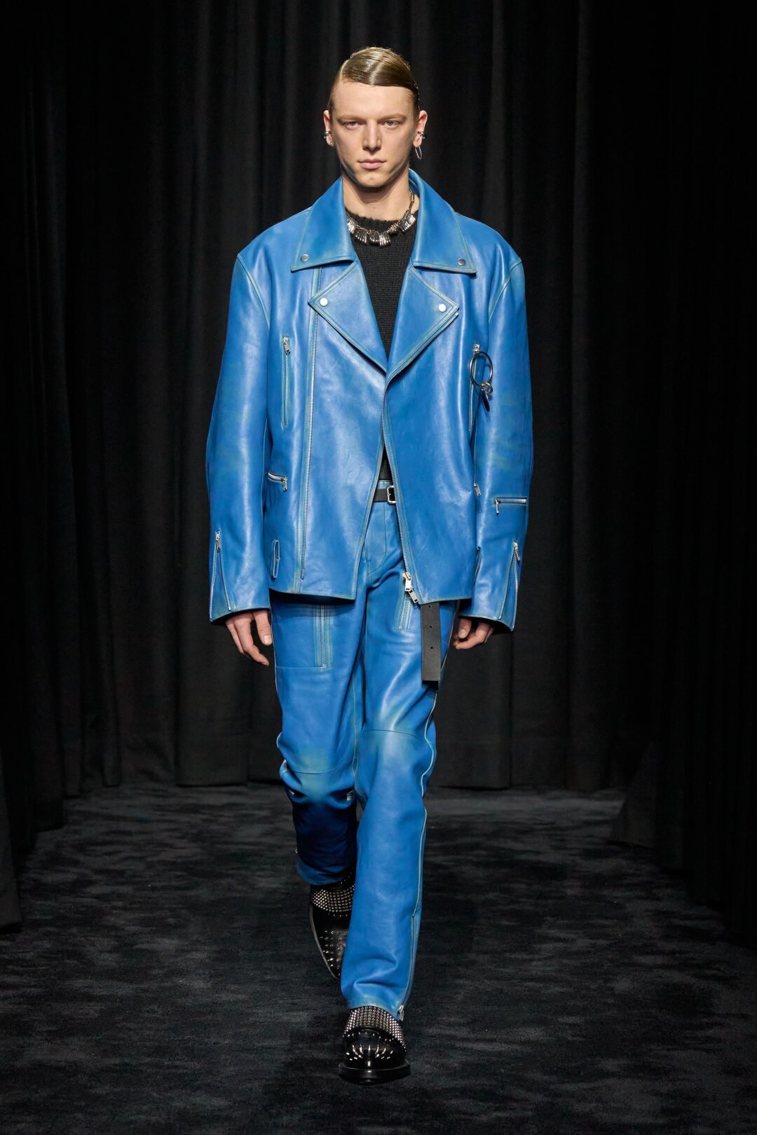 Это рок, это ток, это социальный шок! Смело носим неоново-голубую косуху вместе с пожившими нефорскими брюками