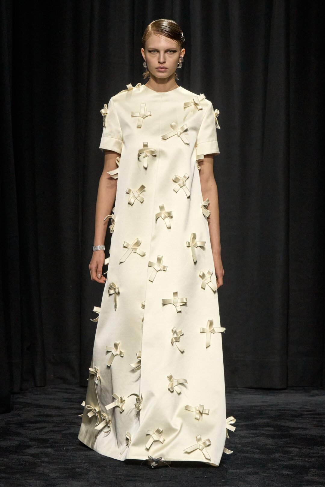 В финале показа увидели вечернее стейтмент-платье, украшенное ромкорными бантиками