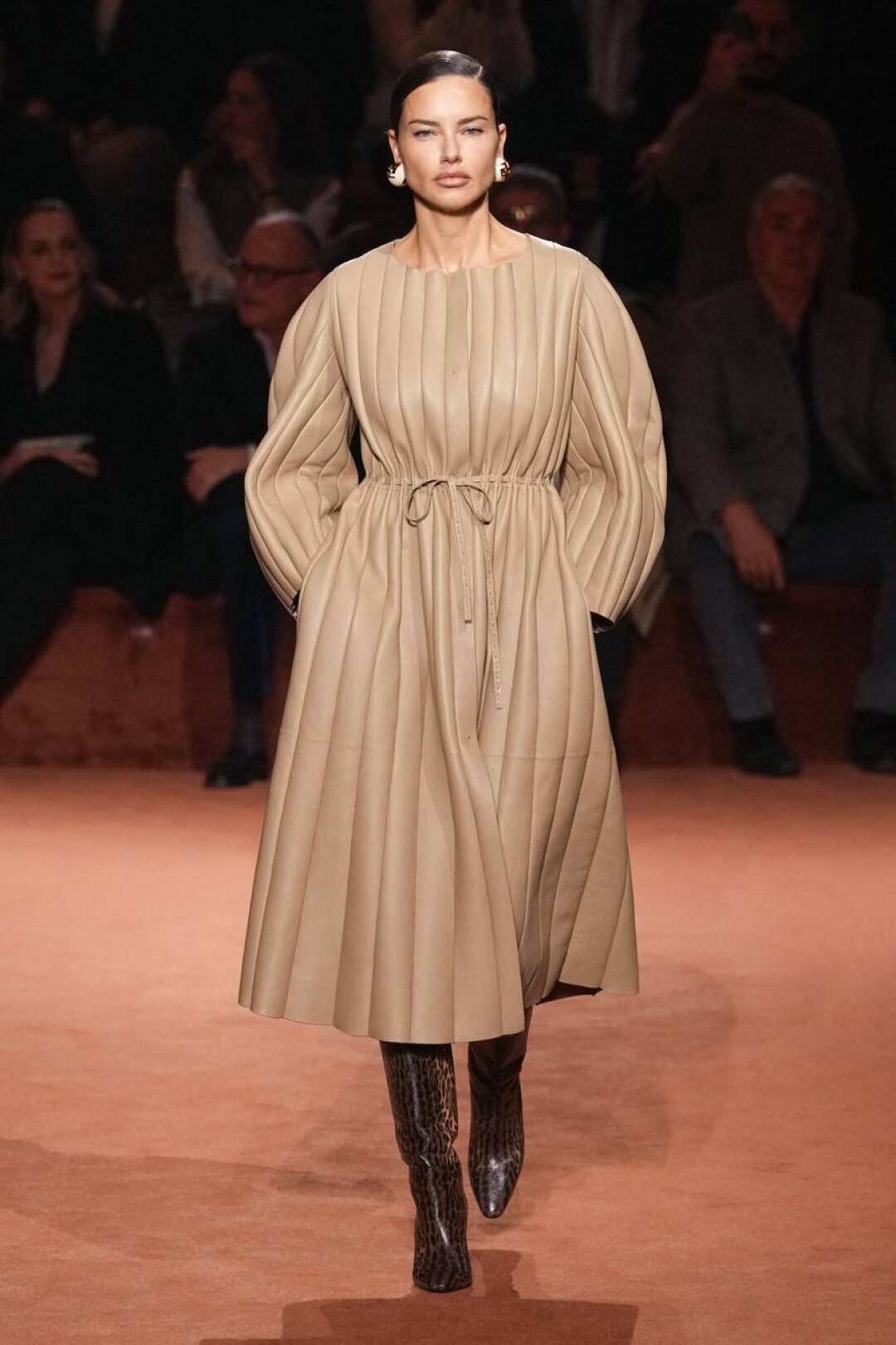 По примеру Адрианы Лимы отказываемся от привычных кожаных тренчей и примеряем псевдоплисированные плащи с объемными рукавами