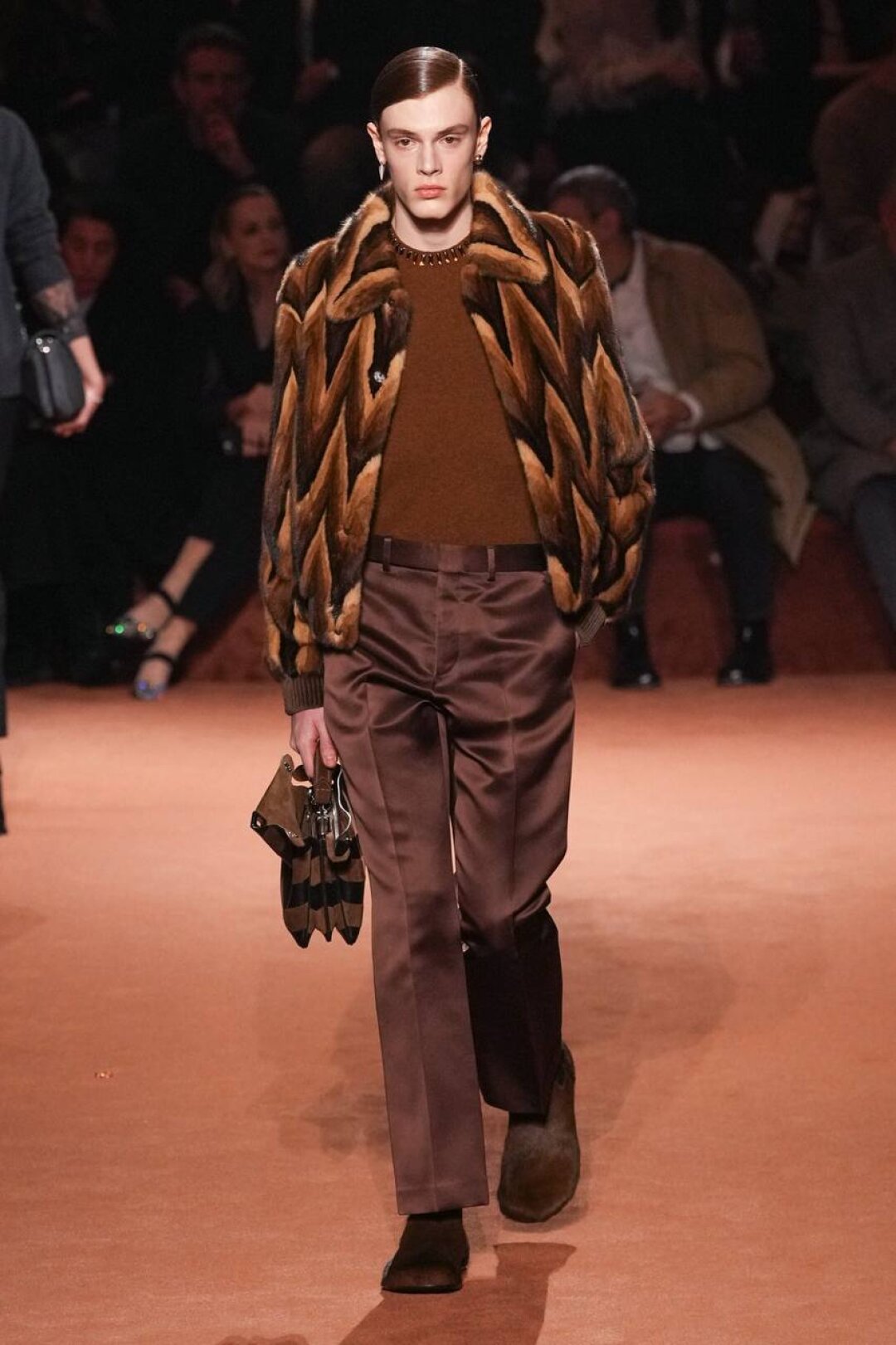 Не обошлось без филигранной интарсии (техника, которой пользуются в Fendi при работе с мехом на протяжении 100 лет!)