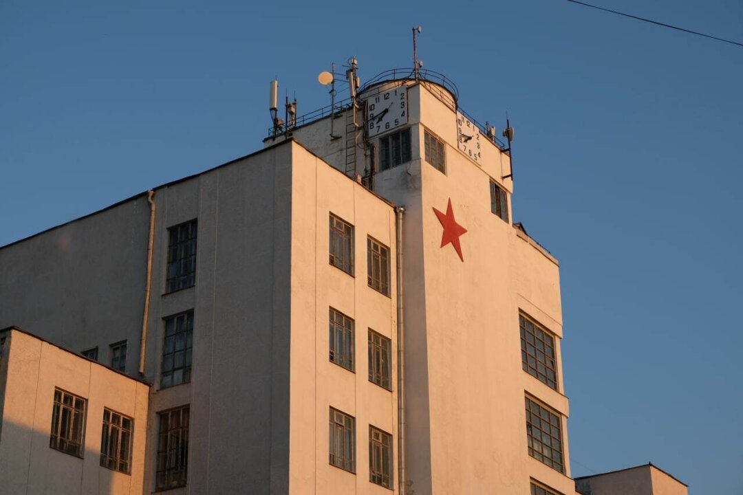 Часы на доме Красной Армии