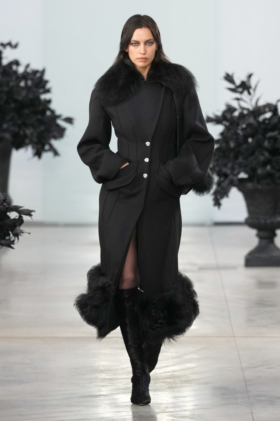 Ирина Шейк открыла показ Blumarine в стейтмент-пальто