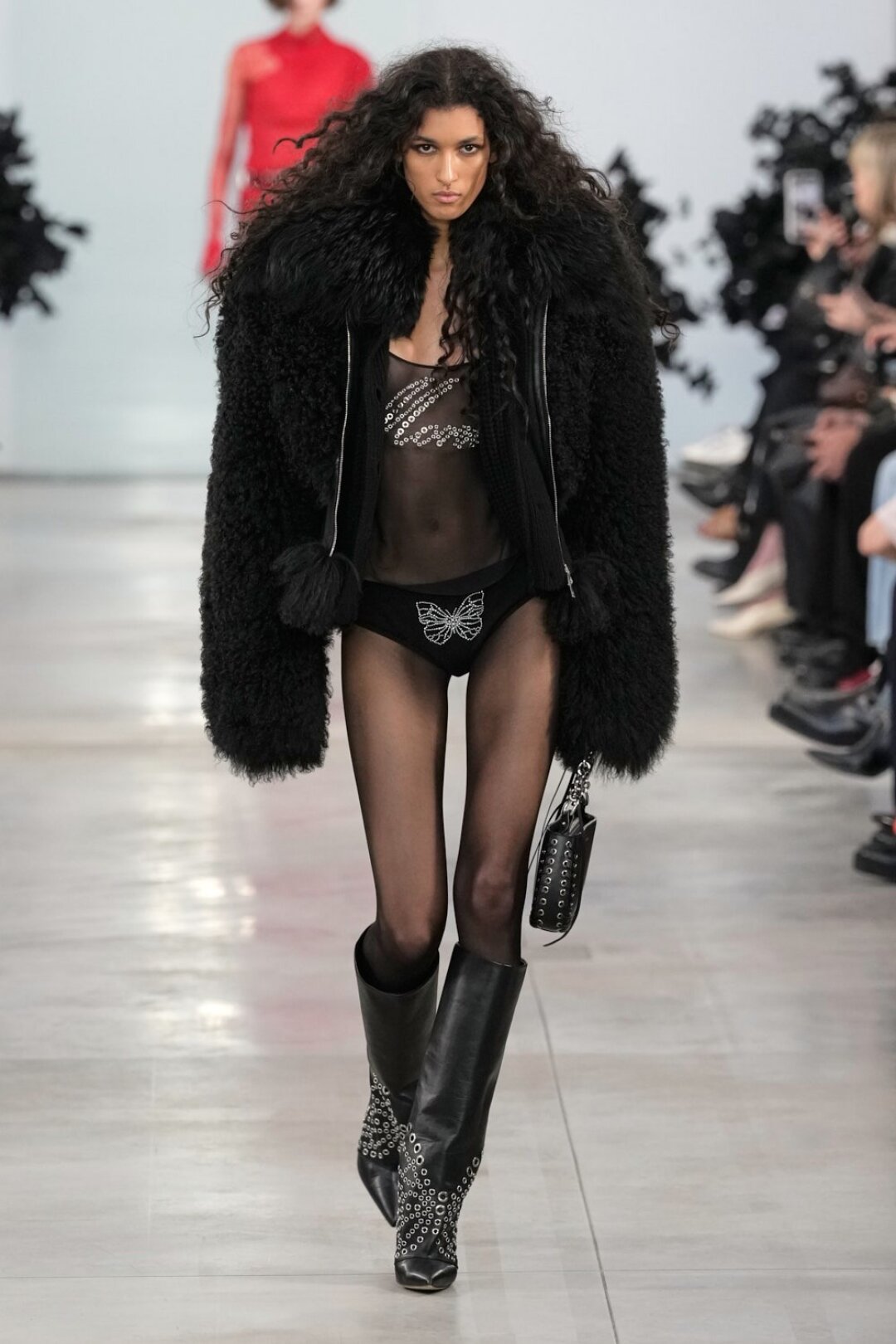 Мастхэв — трусы, украшенные бабочкой в стразах