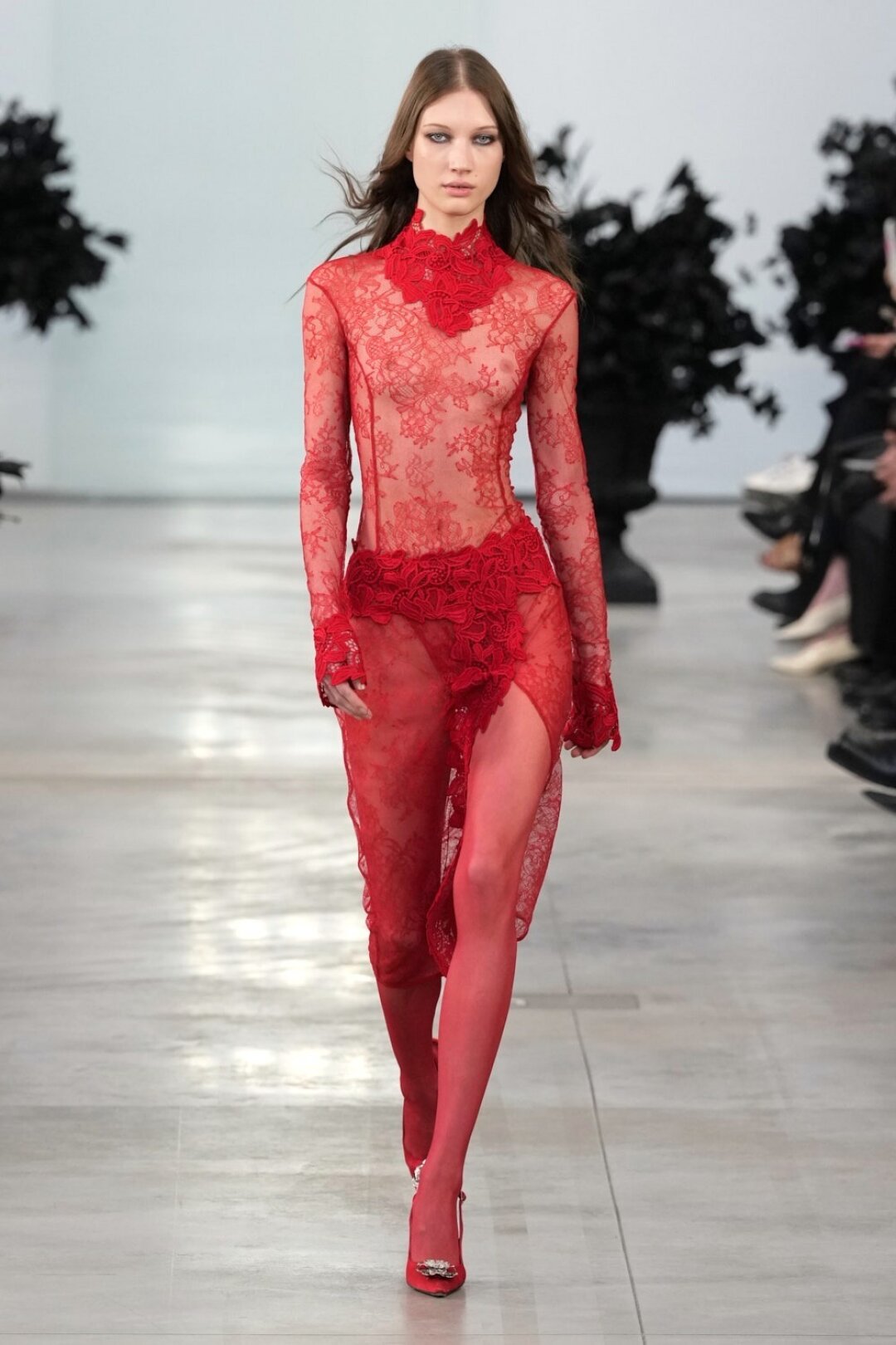 Российская модель Даша Даниленко на подиуме Blumarine в ультрафеминном тотал-ред кружеве