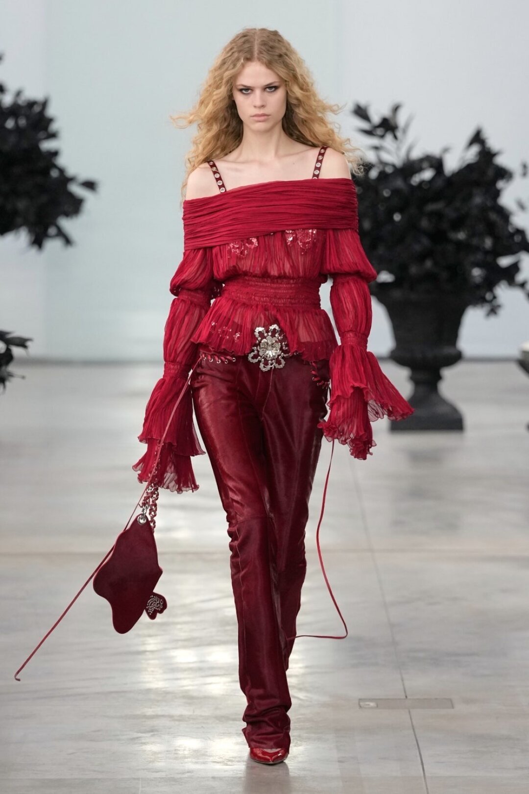 Носим полувоздушные блузы с кожаными брюками