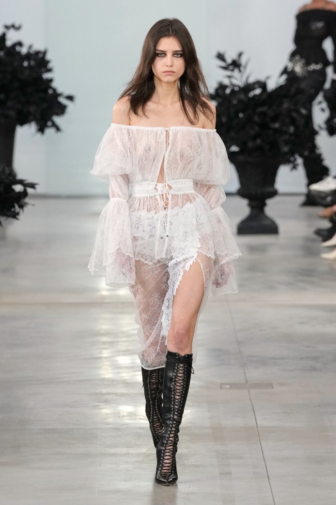 Российская модель Ана Россолович на подиуме Blumarine в полупрозрачном бохо-комплекте (носим с корсетными БДСМ-сапогами!)